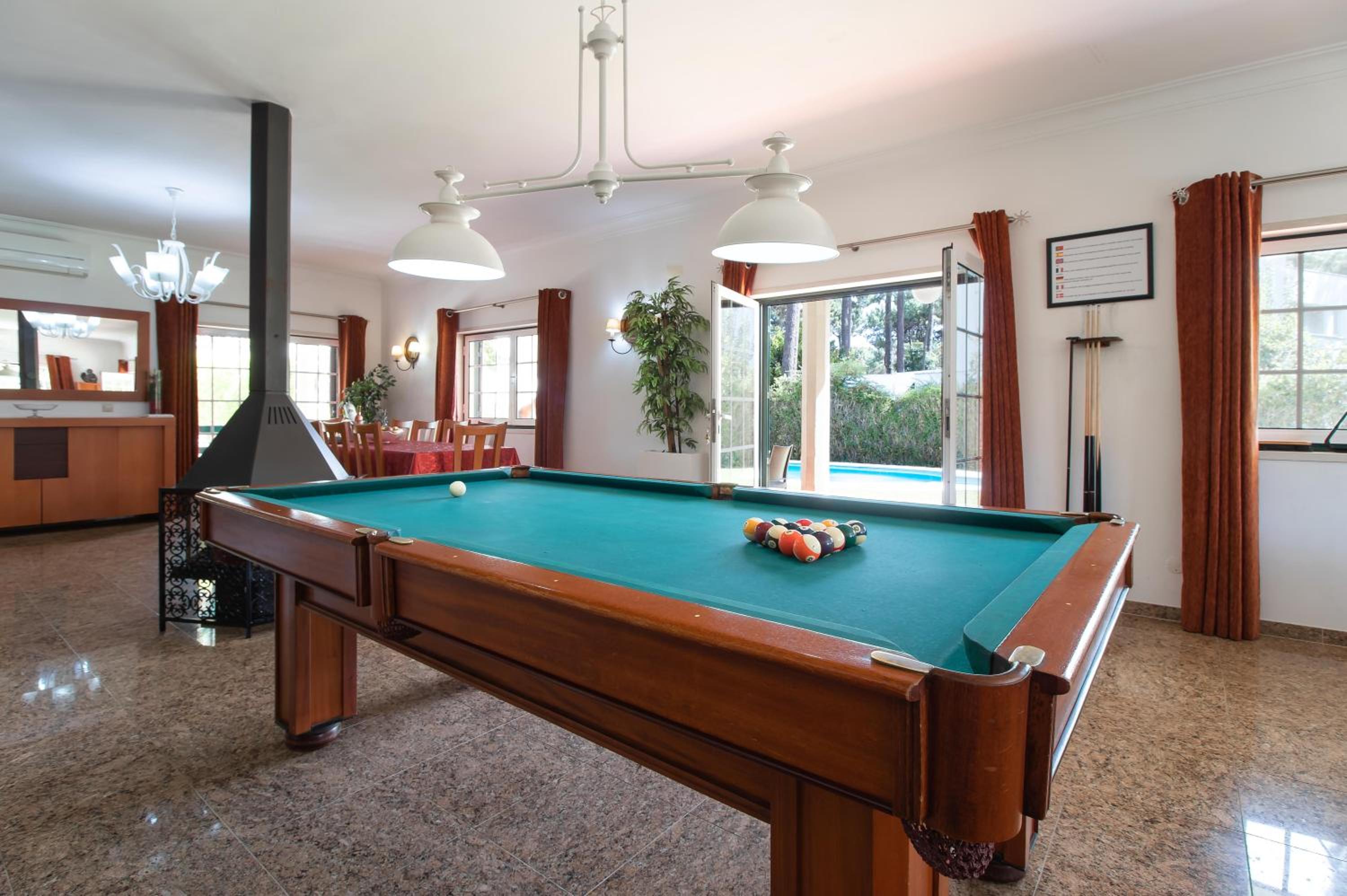 Aroeira Villa Sleeps 10 with Pool