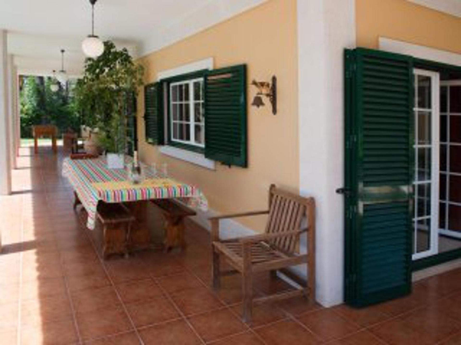 Aroeira Villa Sleeps 10 with Pool