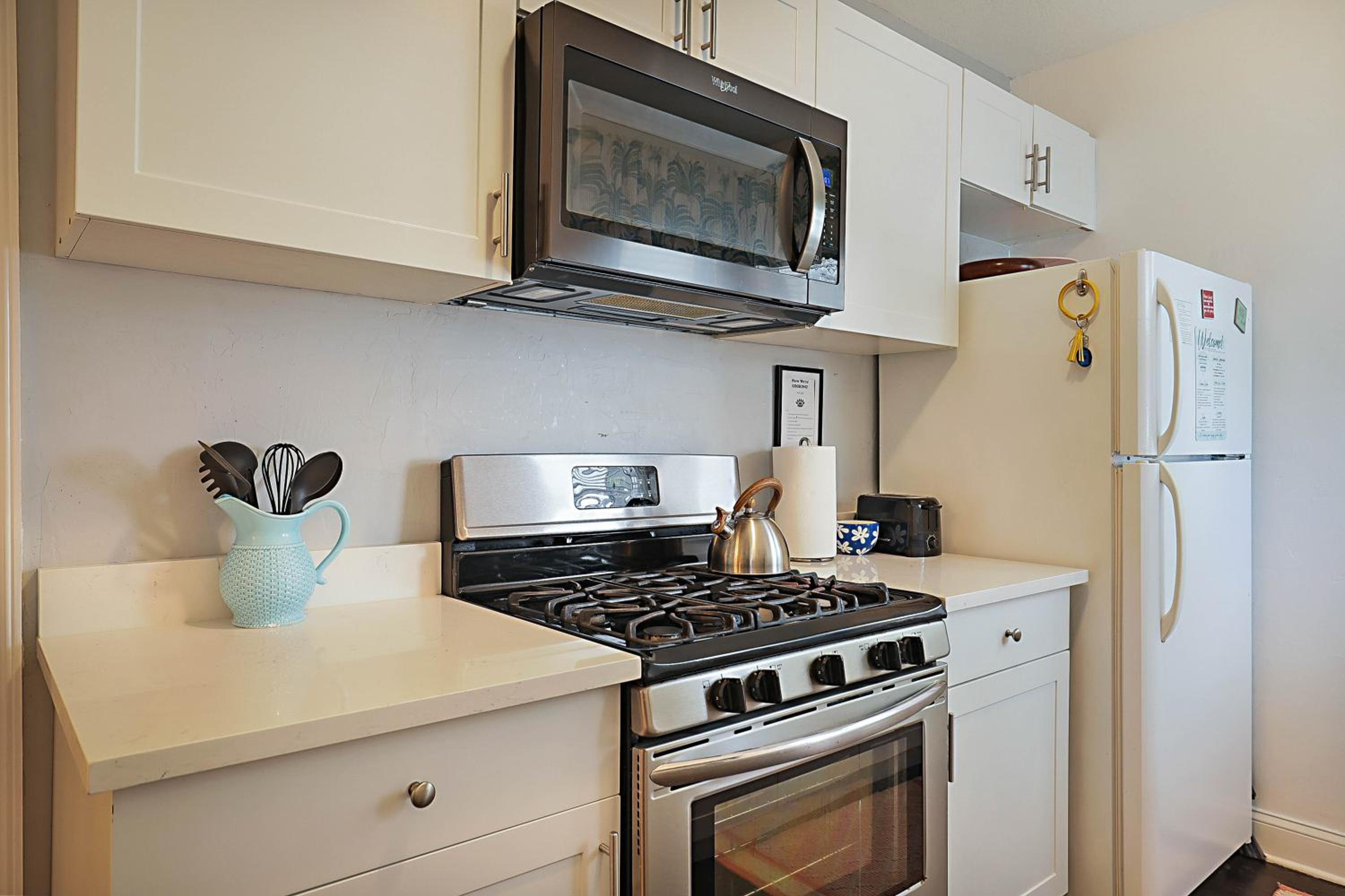 Steps to Beach & Downtown! Spacious Beach Bungalow #2 view 4