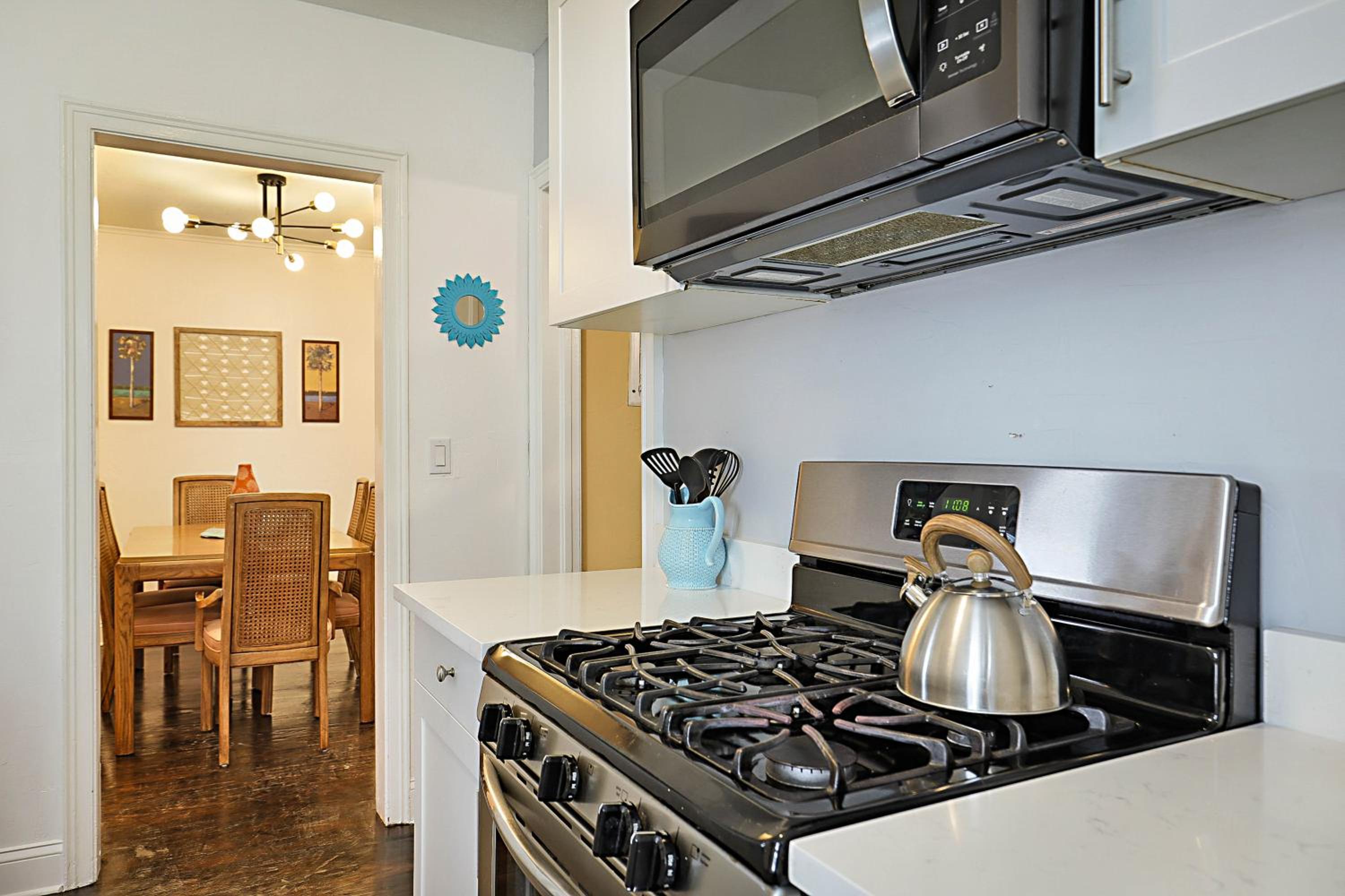 Steps to Beach & Downtown! Spacious Beach Bungalow #2 view 3