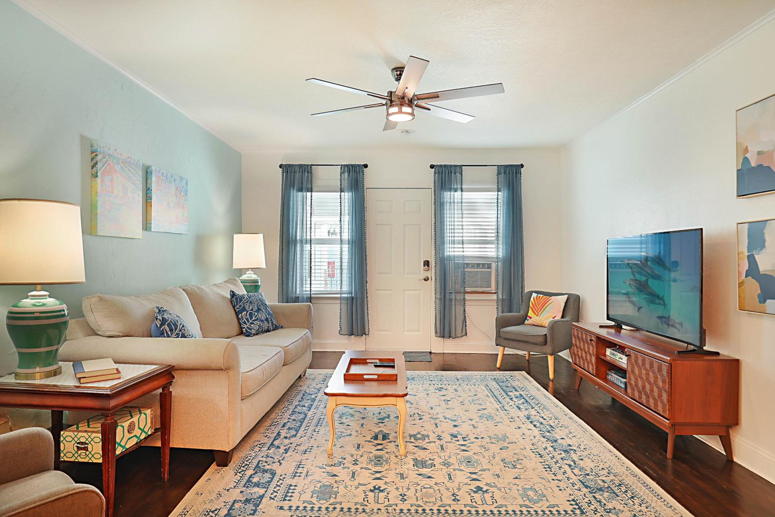 Steps to Beach & Downtown! Spacious Beach Bungalow #2 view 5
