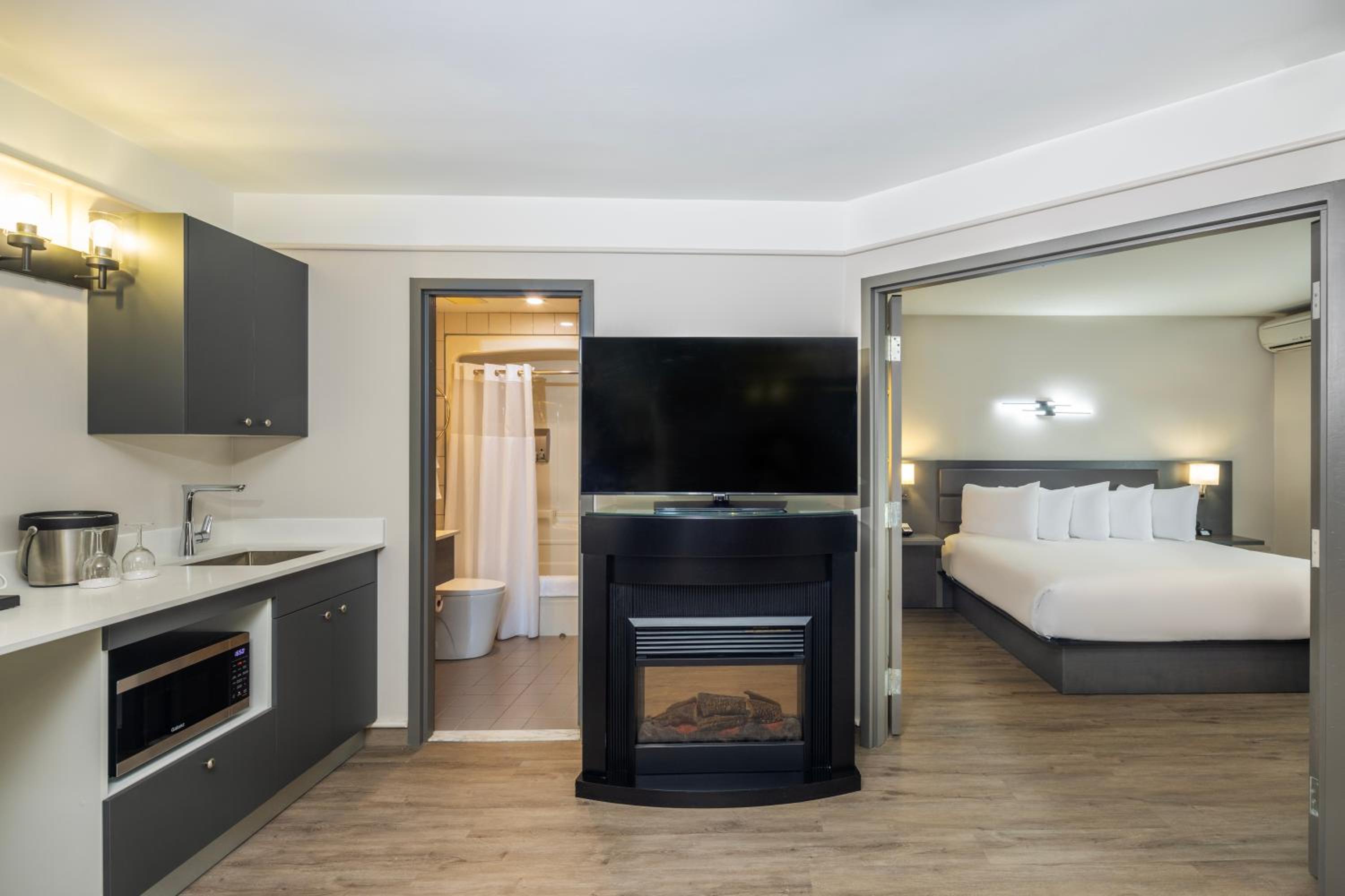 Trois-rivieres Vacations - Les Suites de Laviolette Ascend Hotel Collection - Property Image 99