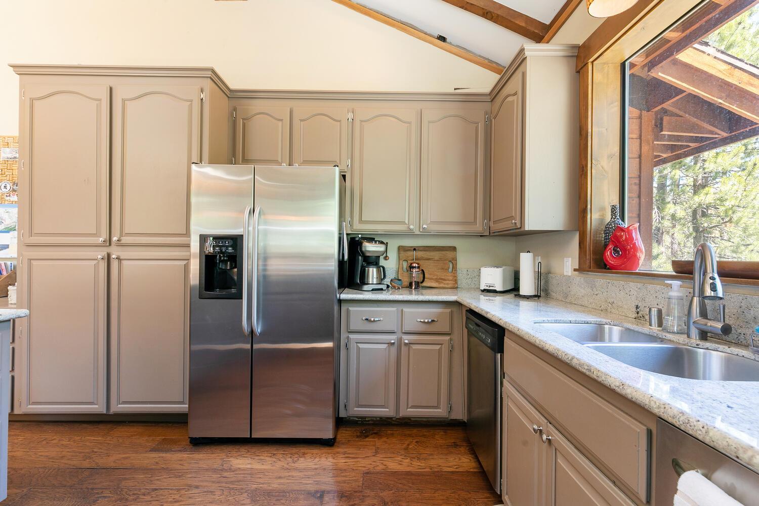 Alpine Escape by Tahoe Getaways - Shuttle to Ski Slopes & Fireplace view 4
