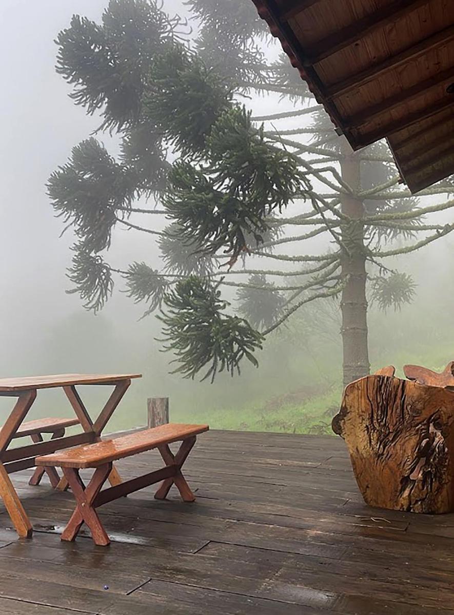 Casa ecológica na montanha com vista para o vale