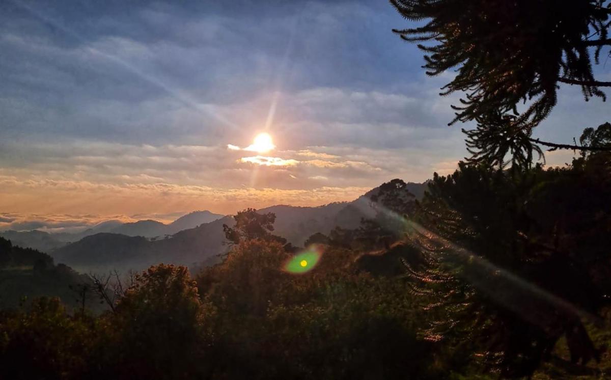 Casa ecológica na montanha com vista para o vale