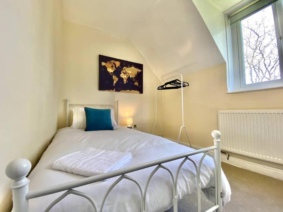 EasyRest - Spacious Detached House - 10 Beds - 5 Bedrooms - 4 Bathrooms - Secure Parking 5 Vehicles - Excellent Road Links - Perfect for Contractors & Larg view 2