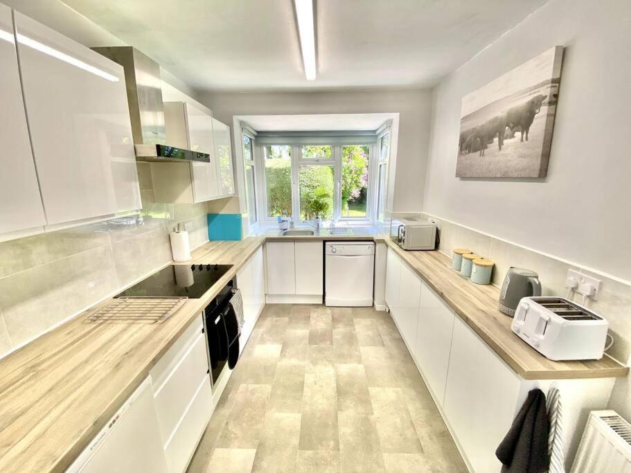 EasyRest - Spacious Detached House - 10 Beds - 5 Bedrooms - 4 Bathrooms - Secure Parking 5 Vehicles - Excellent Road Links - Perfect for Contractors & Larg view 3