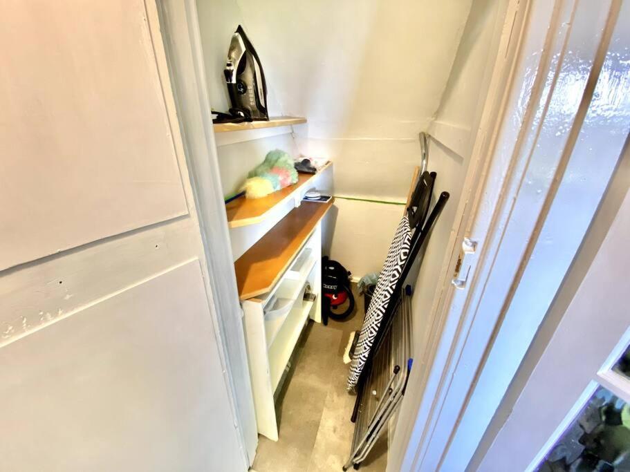 EasyRest - Spacious Detached House - 10 Beds - 5 Bedrooms - 4 Bathrooms - Secure Parking 5 Vehicles - Excellent Road Links - Perfect for Contractors & Larg view 4