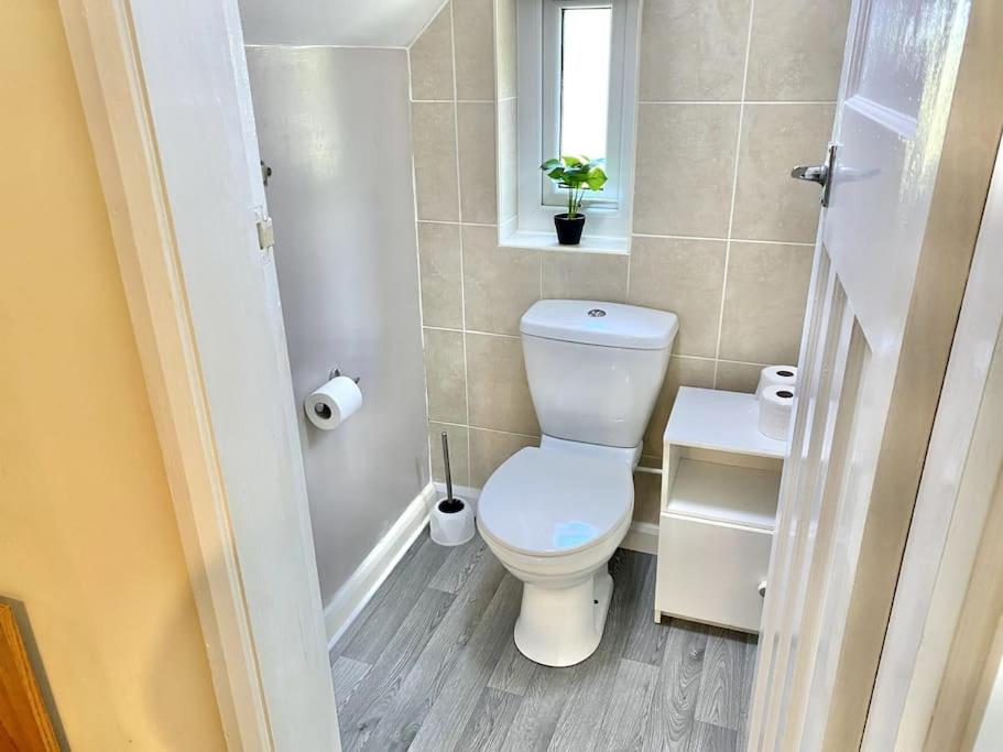 EasyRest - Spacious Detached House - 10 Beds - 5 Bedrooms - 4 Bathrooms - Secure Parking 5 Vehicles - Excellent Road Links - Perfect for Contractors & Larg view 5