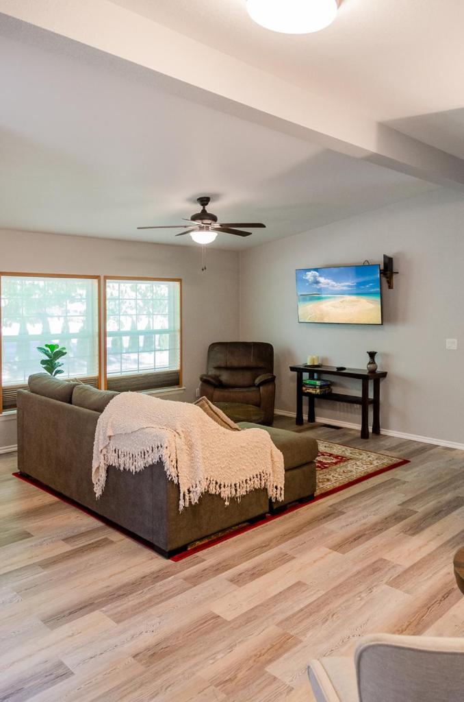 Albany Vacations - Peak View Corvallis - Spacious Outdoor Dining w/Fire Table - Close to Downtown  OSU - Property Image 4