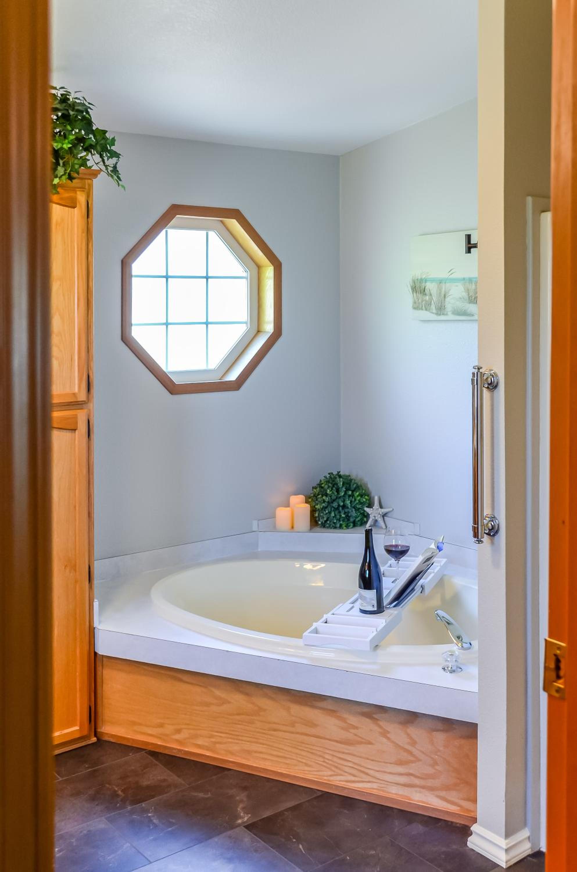 Albany Vacations - Peak View Corvallis - Spacious Outdoor Dining w/Fire Table - Close to Downtown  OSU - Property Image 5