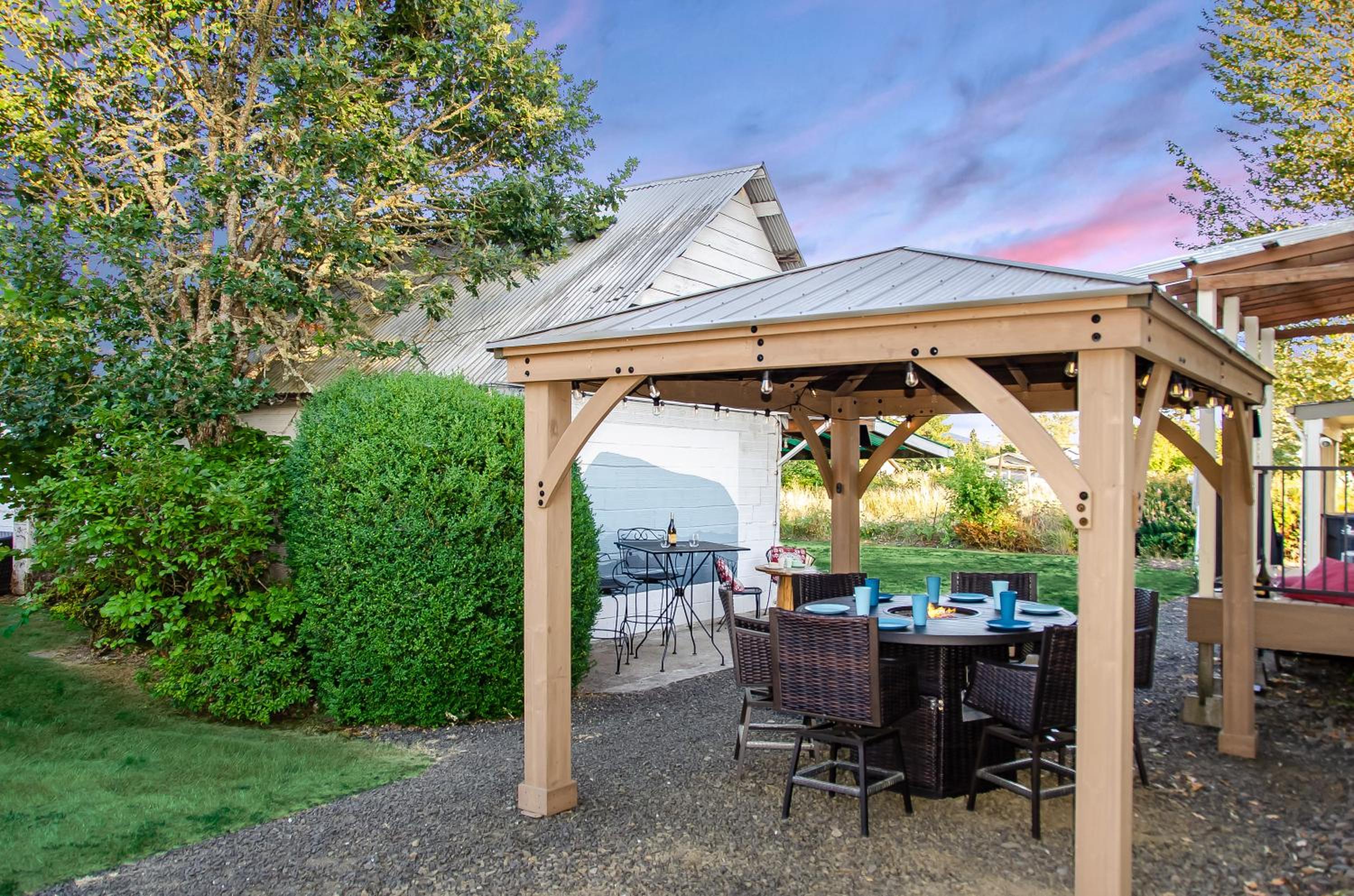 Albany Vacations - Peak View Corvallis - Spacious Outdoor Dining w/Fire Table - Close to Downtown  OSU - Property Image 2