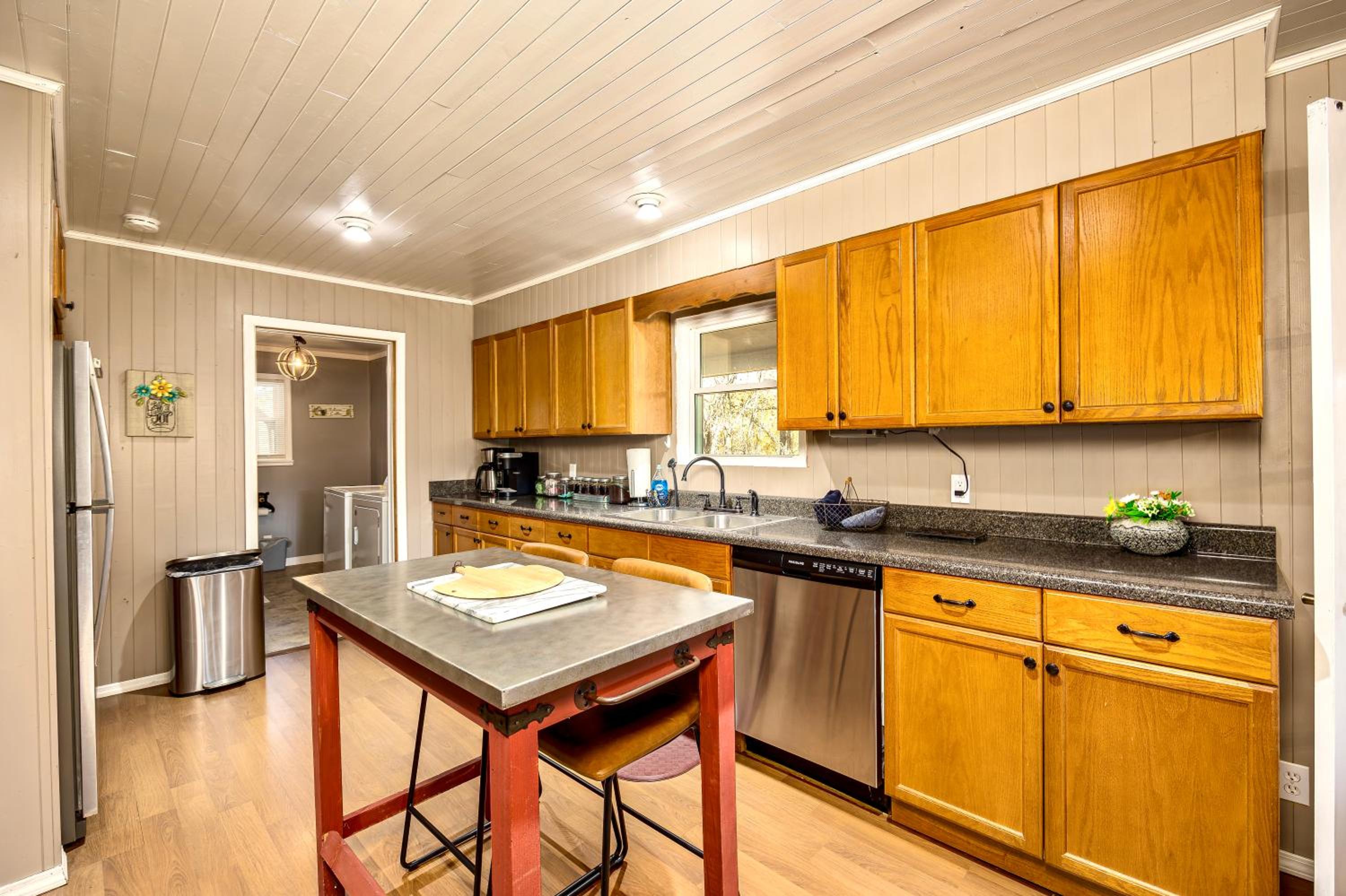 Creek, Pet Friendly, King Beds, Wow Views, Private, Fenced in Patio, Easy Roads view 4