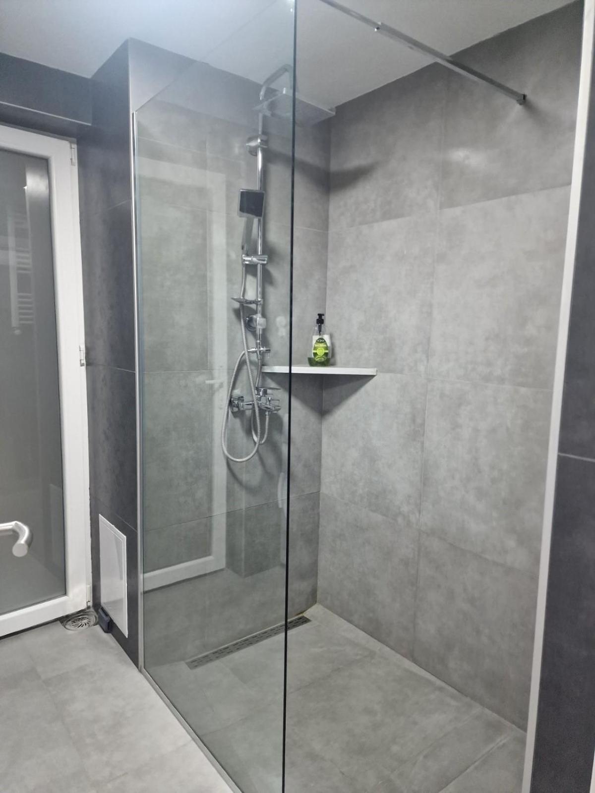 Bright, modern - 2 bedroom condo view 3
