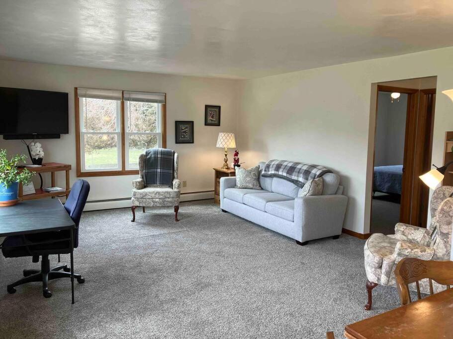 Rockford Vacations - Bass Creek's Apt B Front - Property Image 1