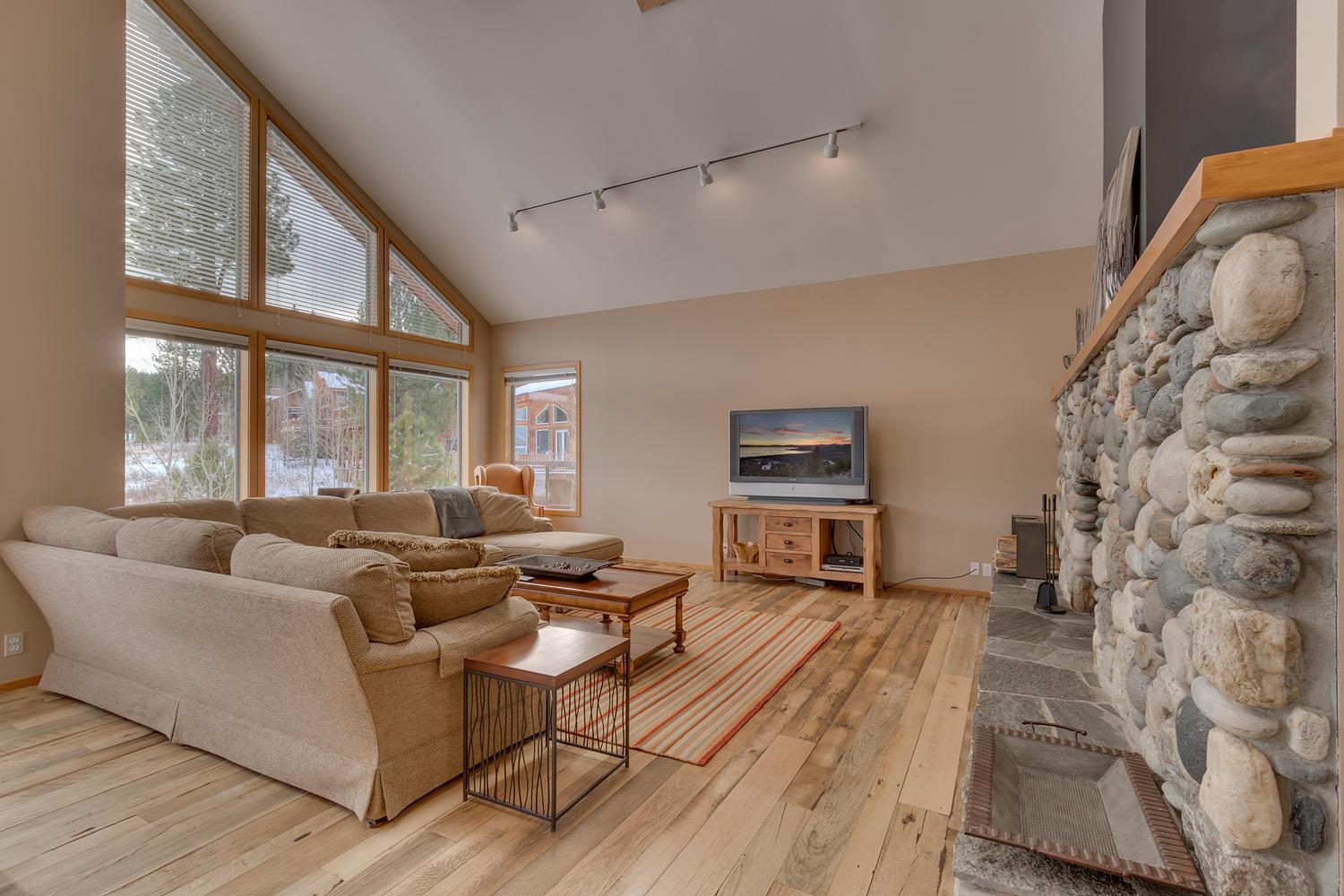 Lake Tahoe Vacations - Bitter Brush- Hot Tub- Pool Table- Ski Shuttle- Pet Friendly - Property Image 27