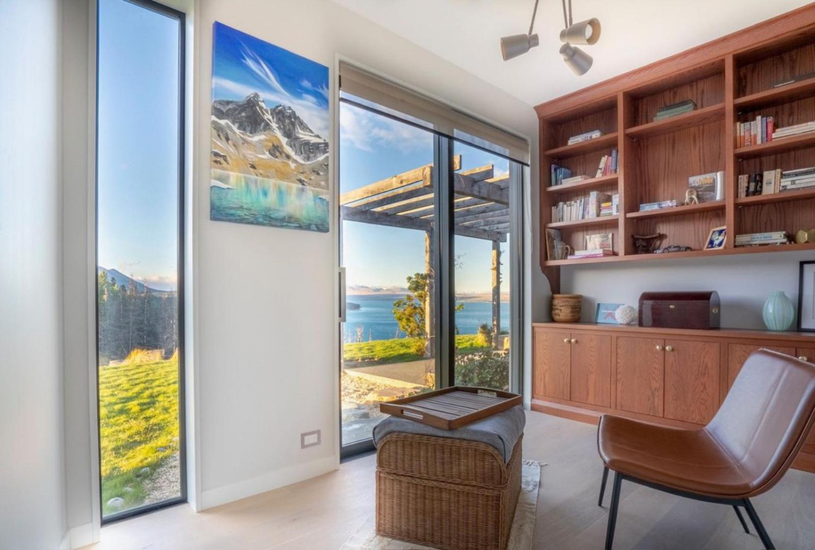 Kārearea Lakehouse at Lake Pukaki view 5
