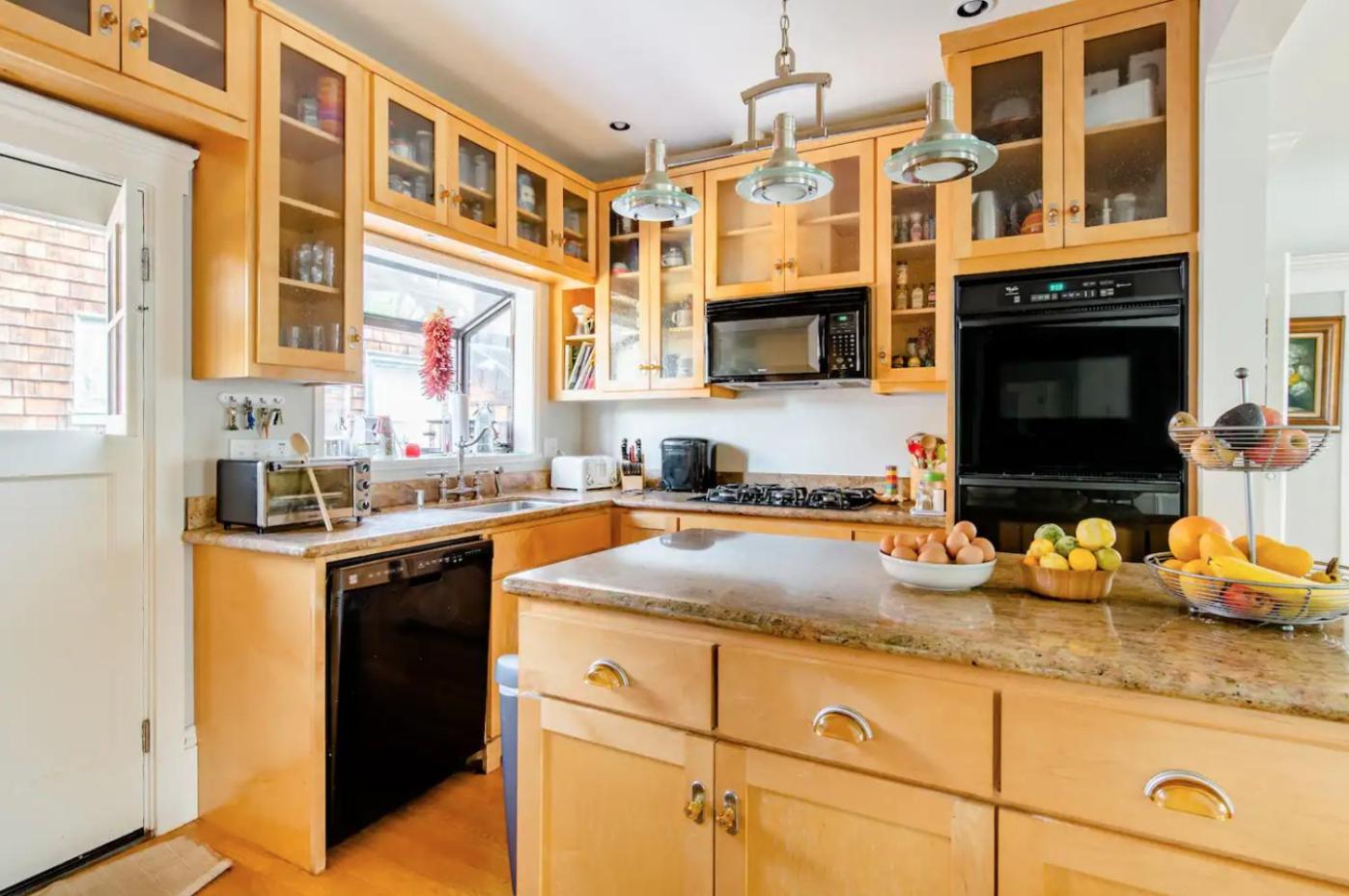 Private room in the heart of Elmwood Berkeley! view 2