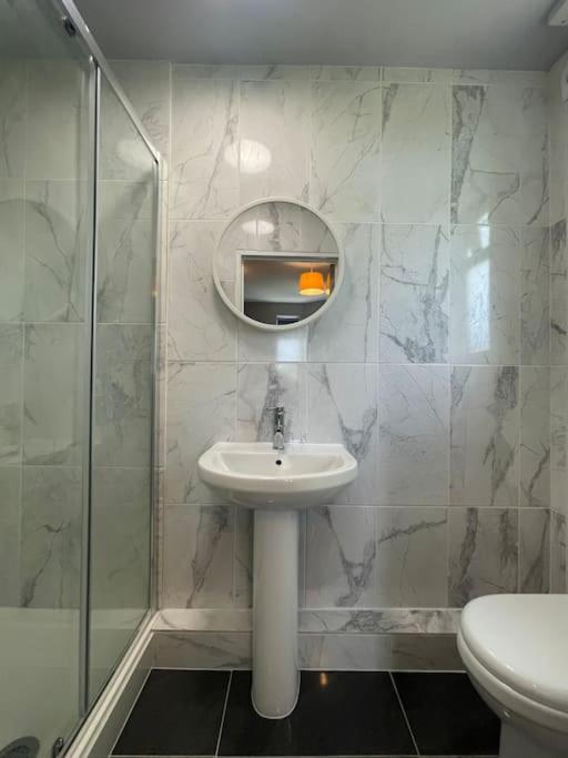4- Lovely 1-bedroom serviced apartment West Midlands view 4