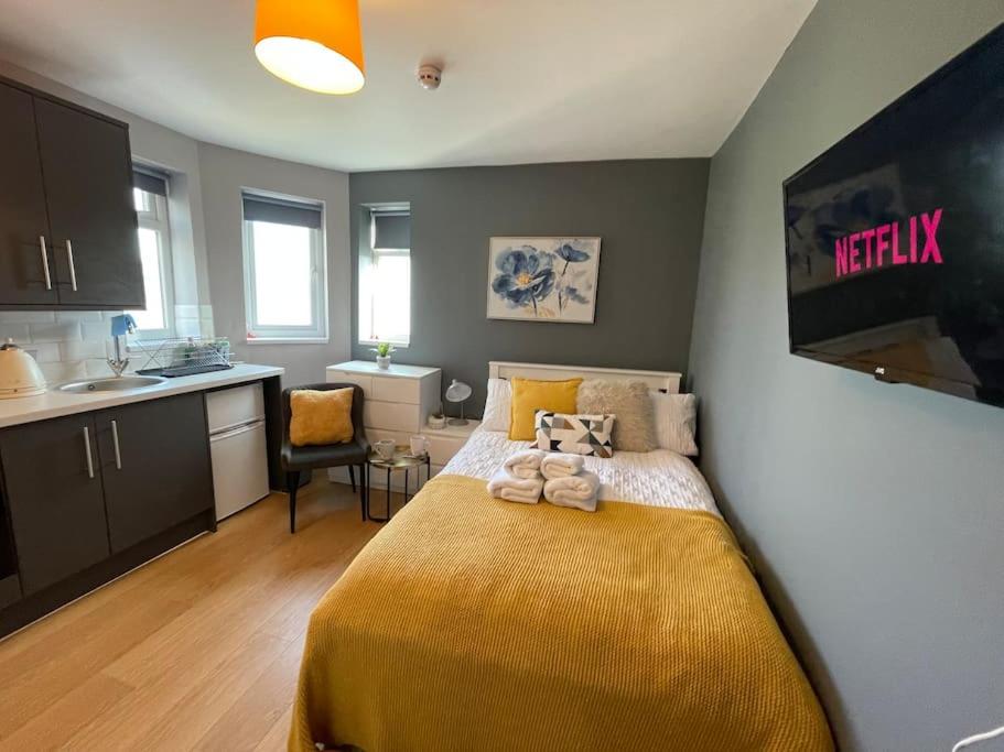 4- Lovely 1-bedroom serviced apartment West Midlands view 5