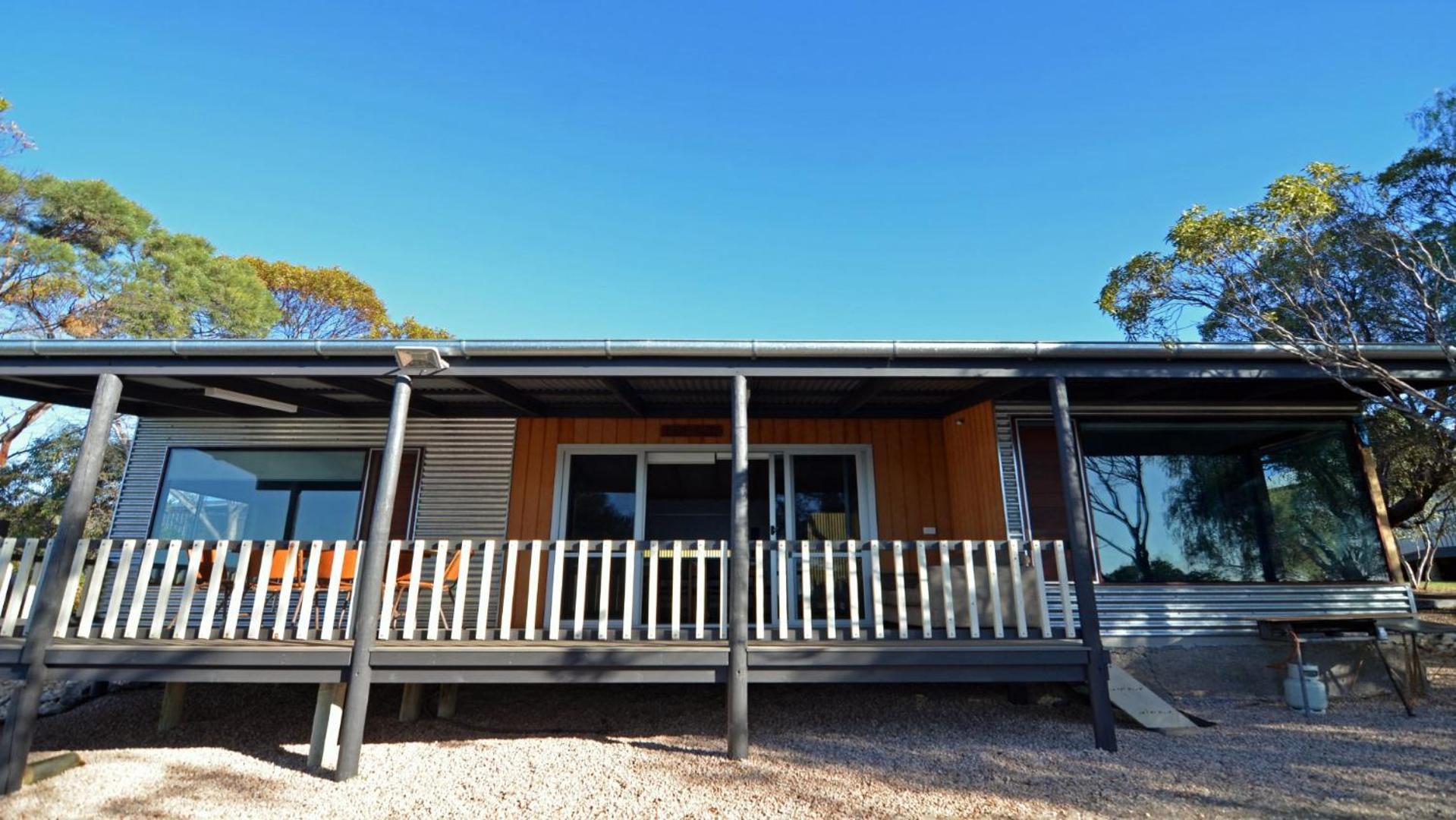 CDC-625 Beach House incl.rear 2BR studio