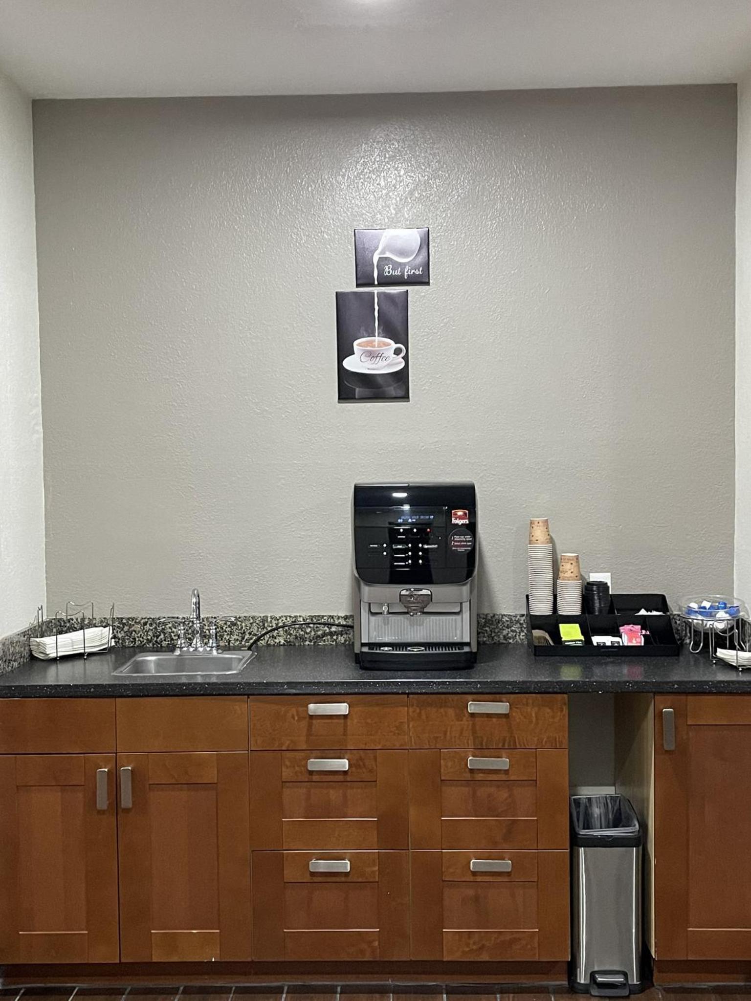 Childress Vacations - Red Roof Inn Childress - Property Image 3