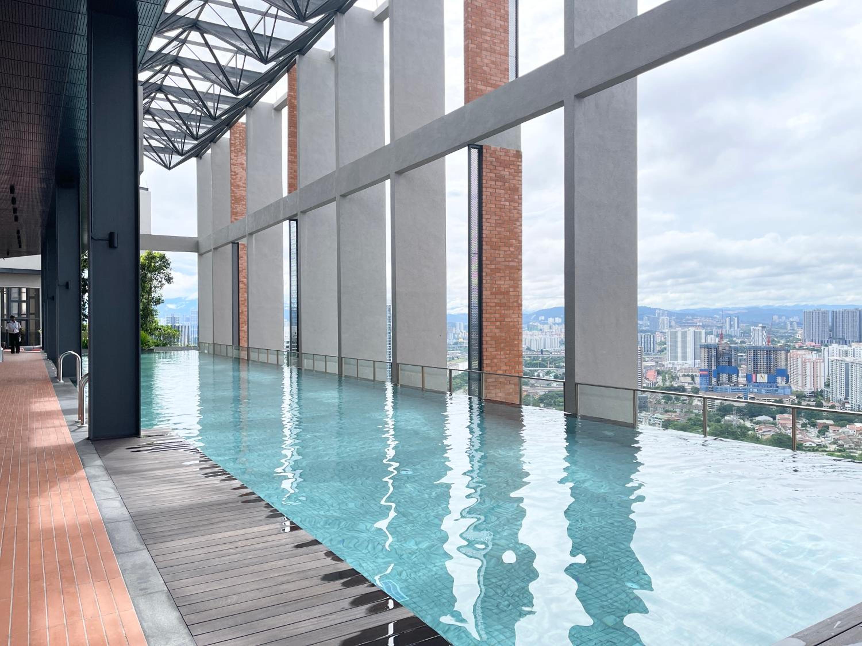 Modern 2B2B apt near Mid Valley - Wifi - Infinity Pool - Gym