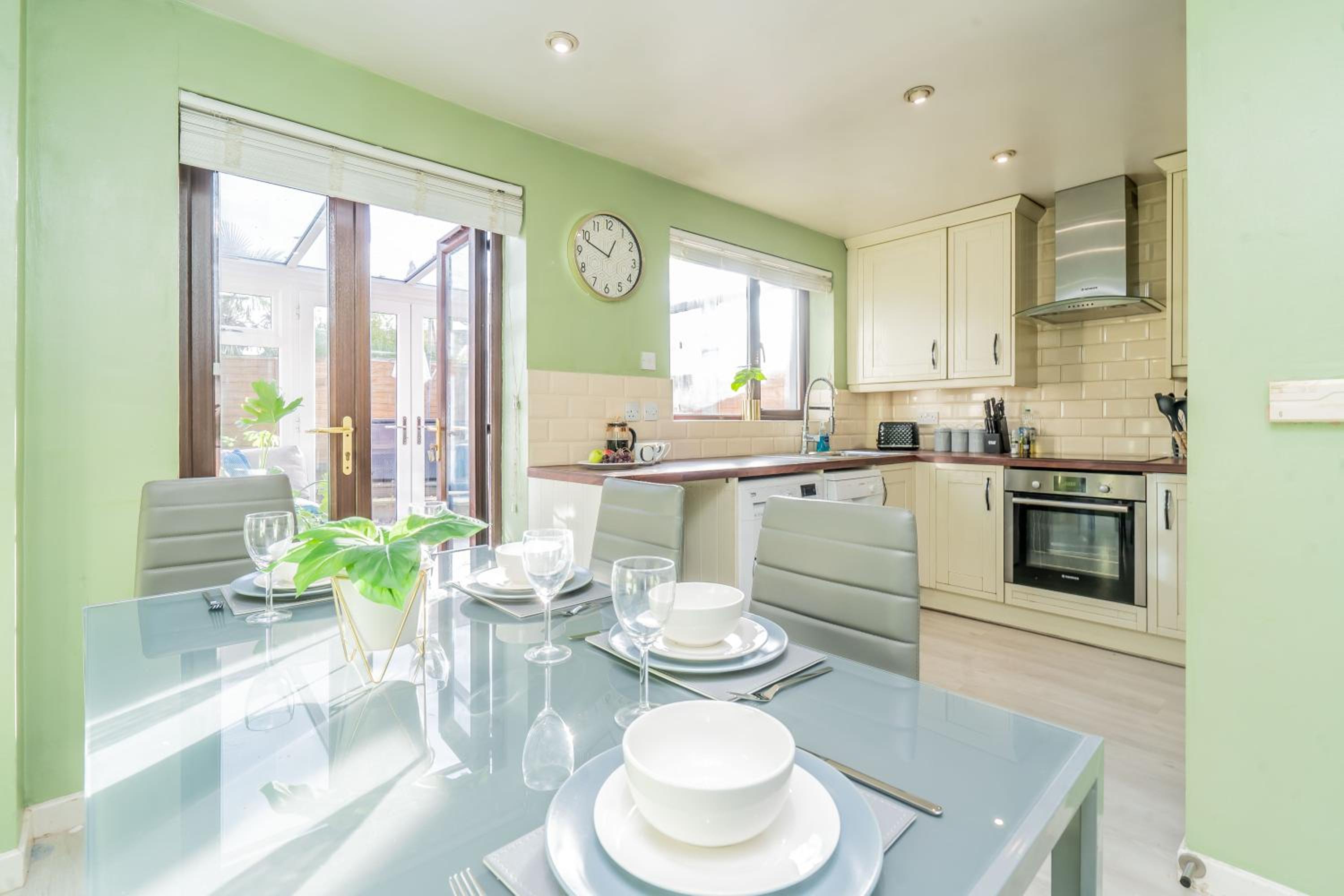 Central MK Comfy FAMILY CONTRACTOR 3B house Free Parking managed by Chique Properties Ltd