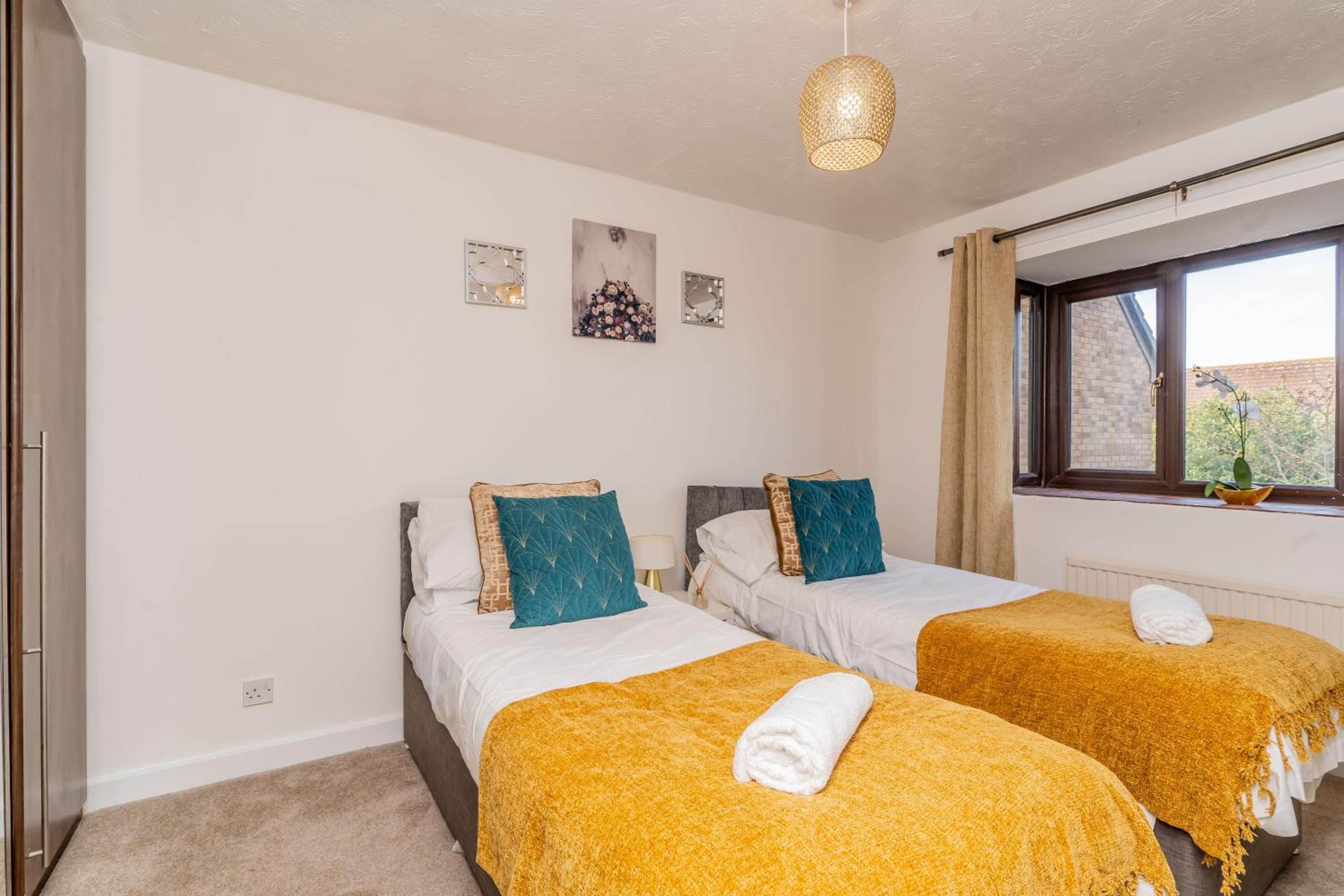Central MK Comfy FAMILY CONTRACTOR 3B house Free Parking managed by Chique Properties Ltd