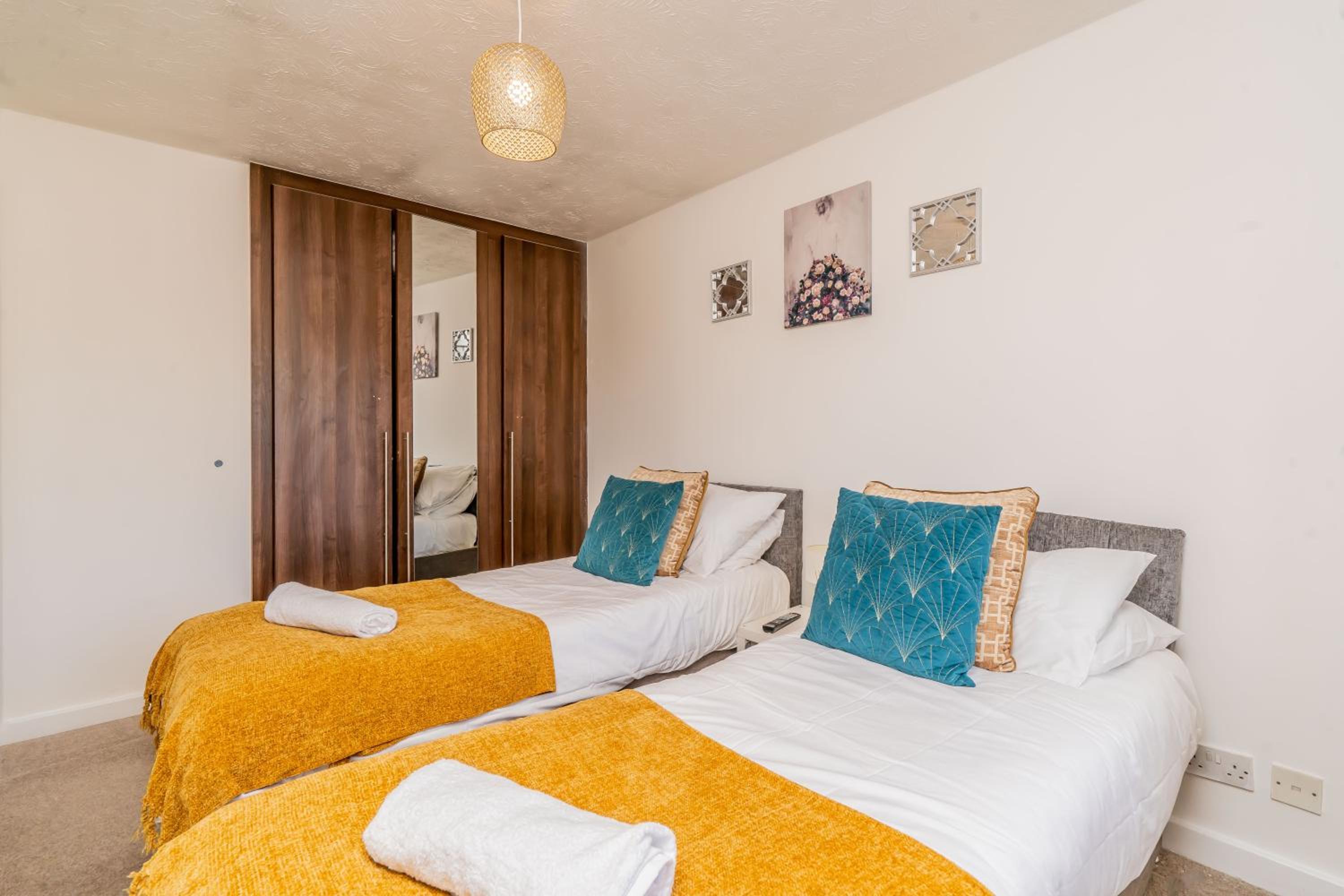 Central MK Comfy FAMILY CONTRACTOR 3B house Free Parking managed by Chique Properties Ltd