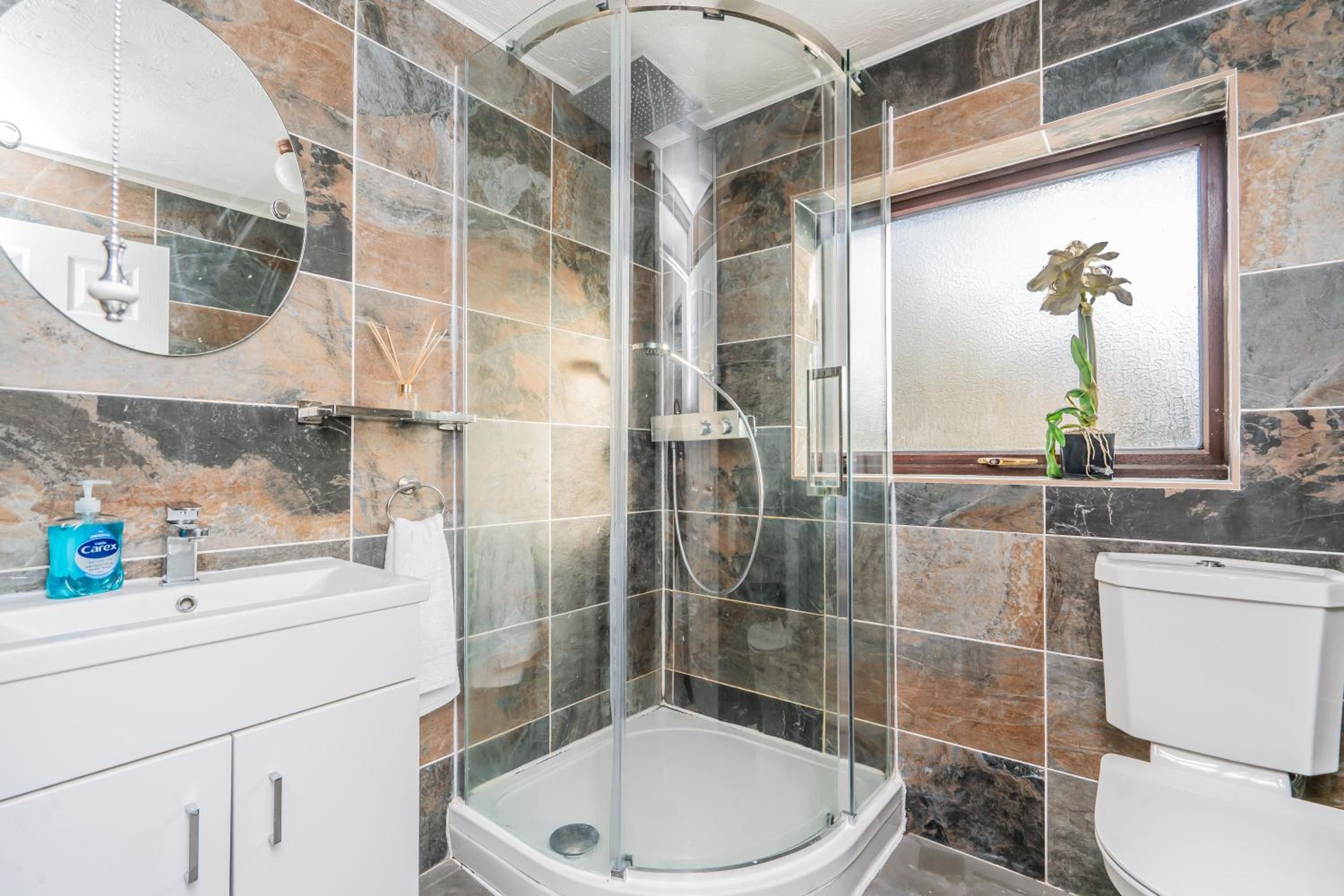Central MK Comfy FAMILY CONTRACTOR 3B house Free Parking managed by Chique Properties Ltd