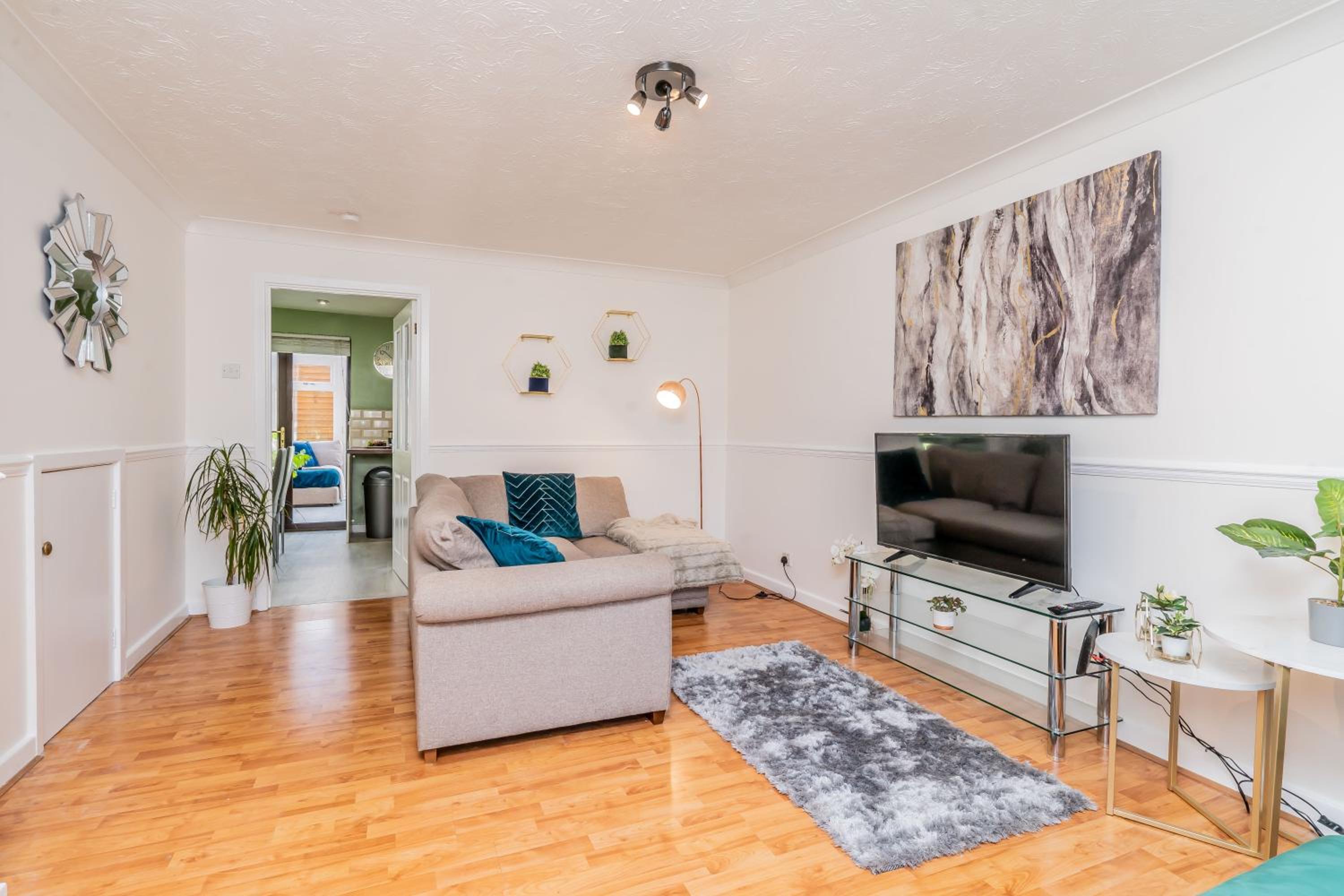 Central MK Comfy FAMILY CONTRACTOR 3B house Free Parking managed by Chique Properties Ltd