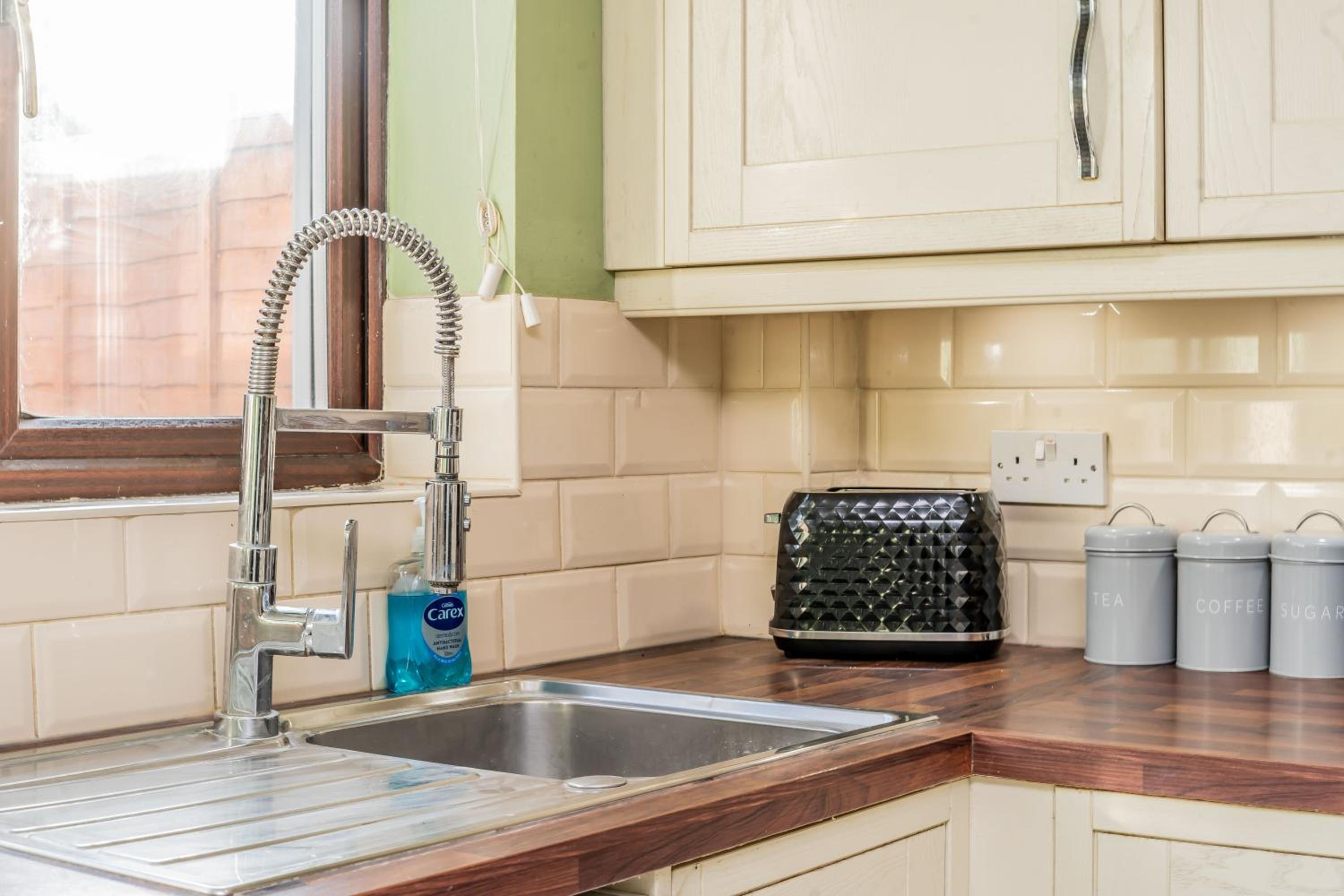Central MK Comfy FAMILY CONTRACTOR 3B house Free Parking managed by Chique Properties Ltd
