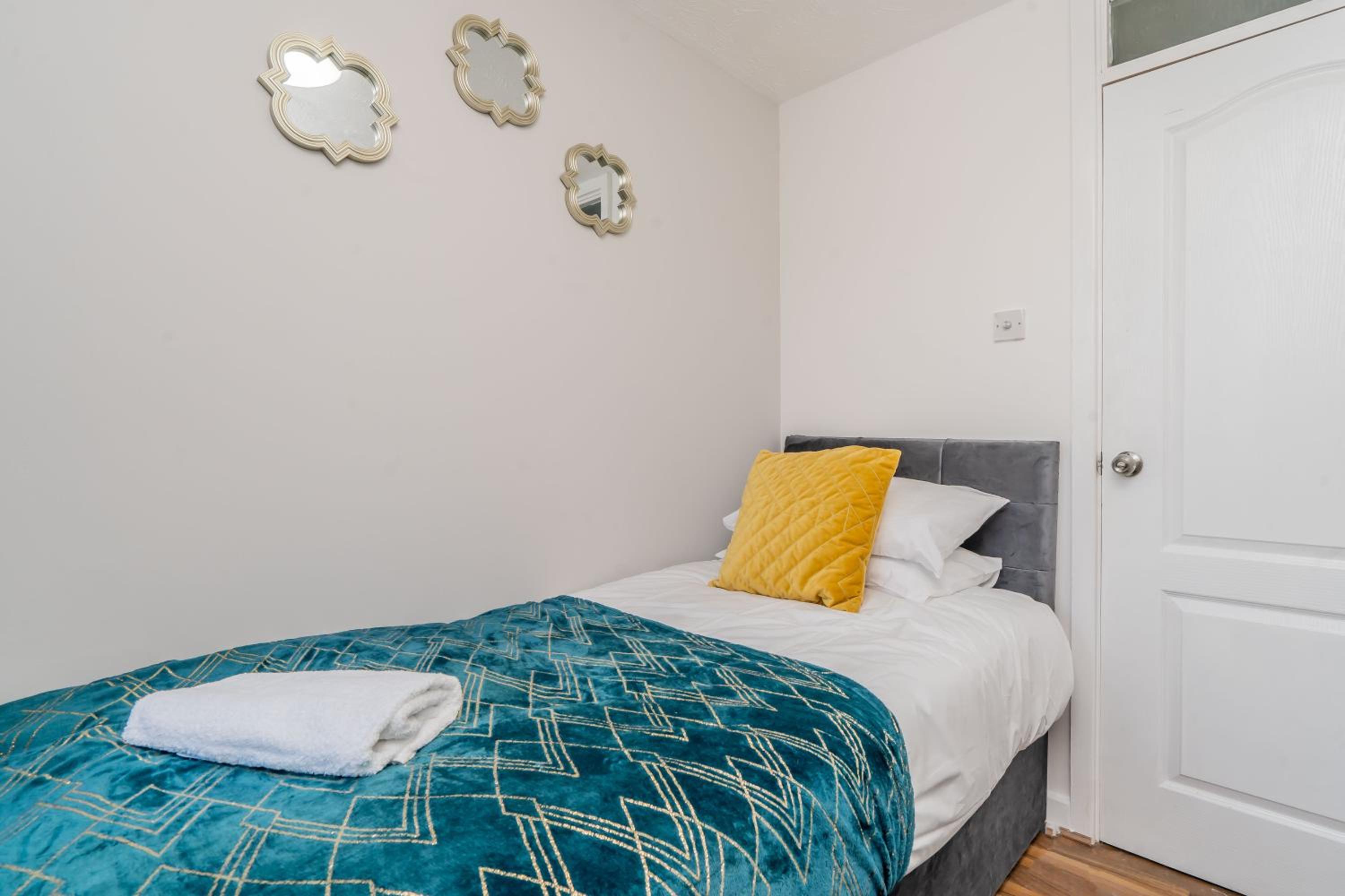 Central MK Comfy FAMILY CONTRACTOR 3B house Free Parking managed by Chique Properties Ltd