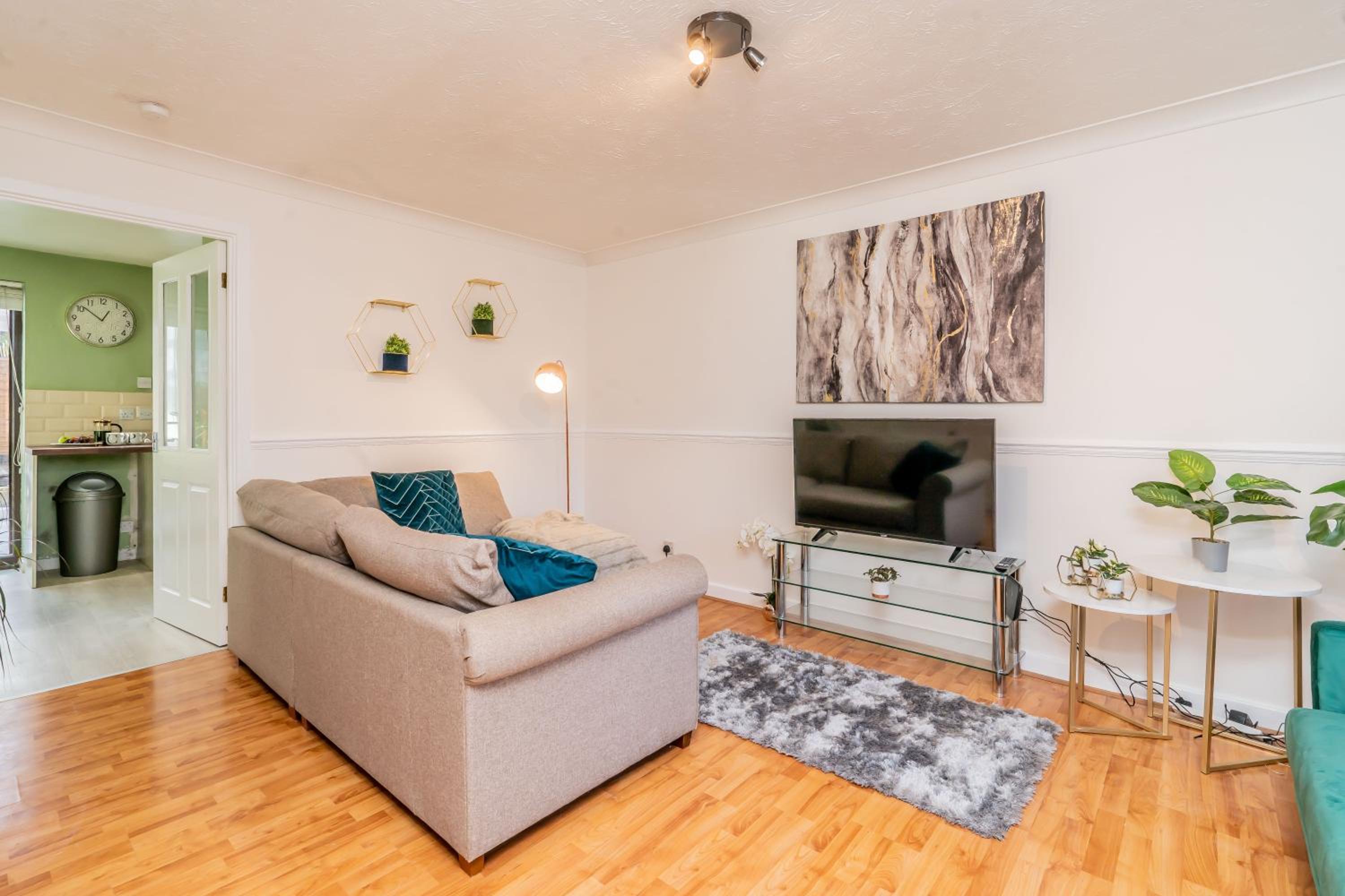 Central MK Comfy FAMILY CONTRACTOR 3B house Free Parking managed by Chique Properties Ltd