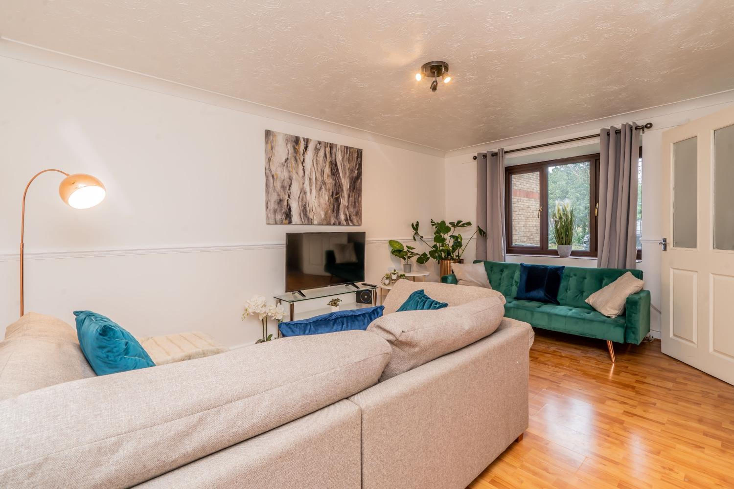 Central MK Comfy FAMILY CONTRACTOR 3B house Free Parking managed by Chique Properties Ltd