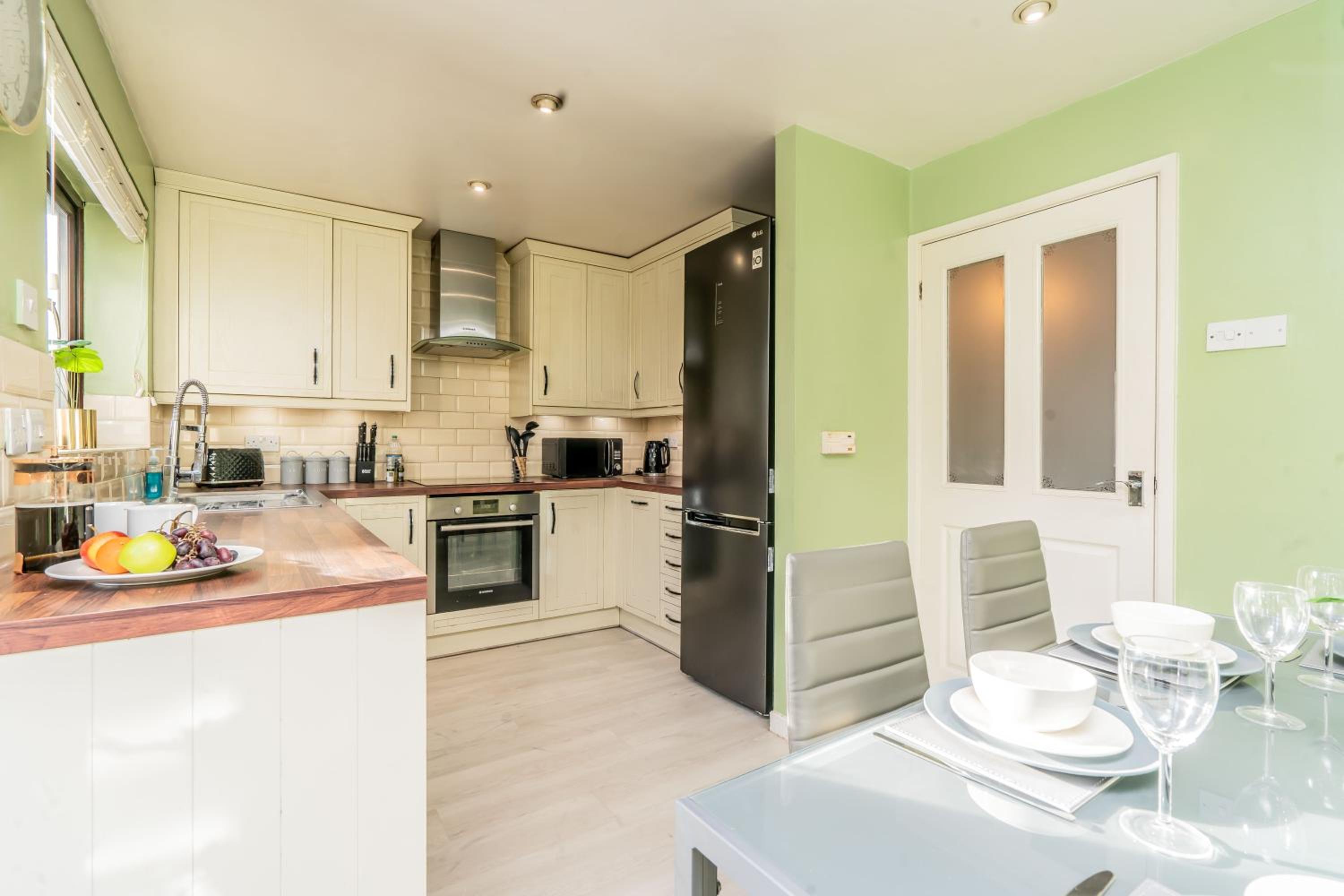 Central MK Comfy FAMILY CONTRACTOR 3B house Free Parking managed by Chique Properties Ltd