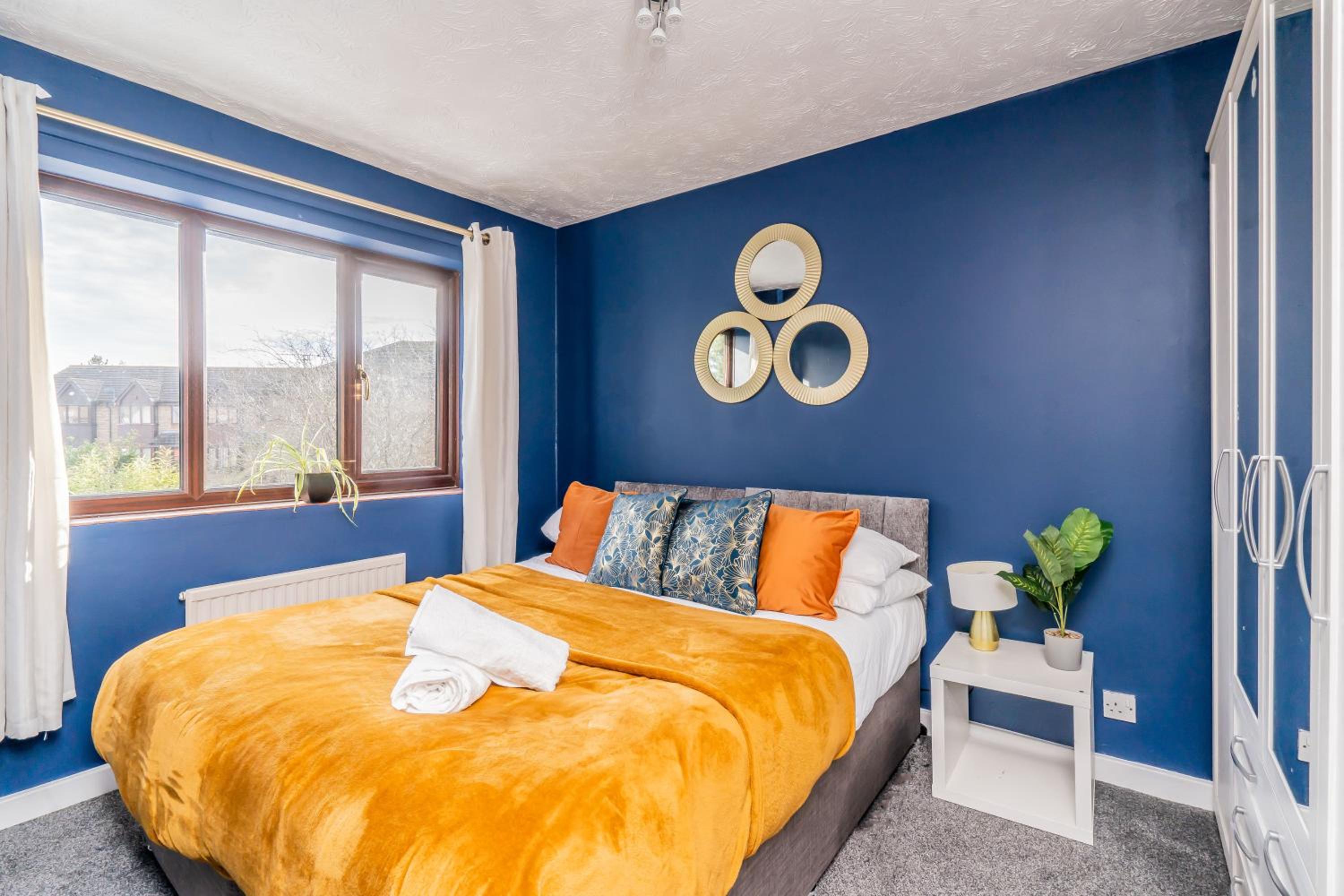 Central MK Comfy FAMILY CONTRACTOR 3B house Free Parking managed by Chique Properties Ltd
