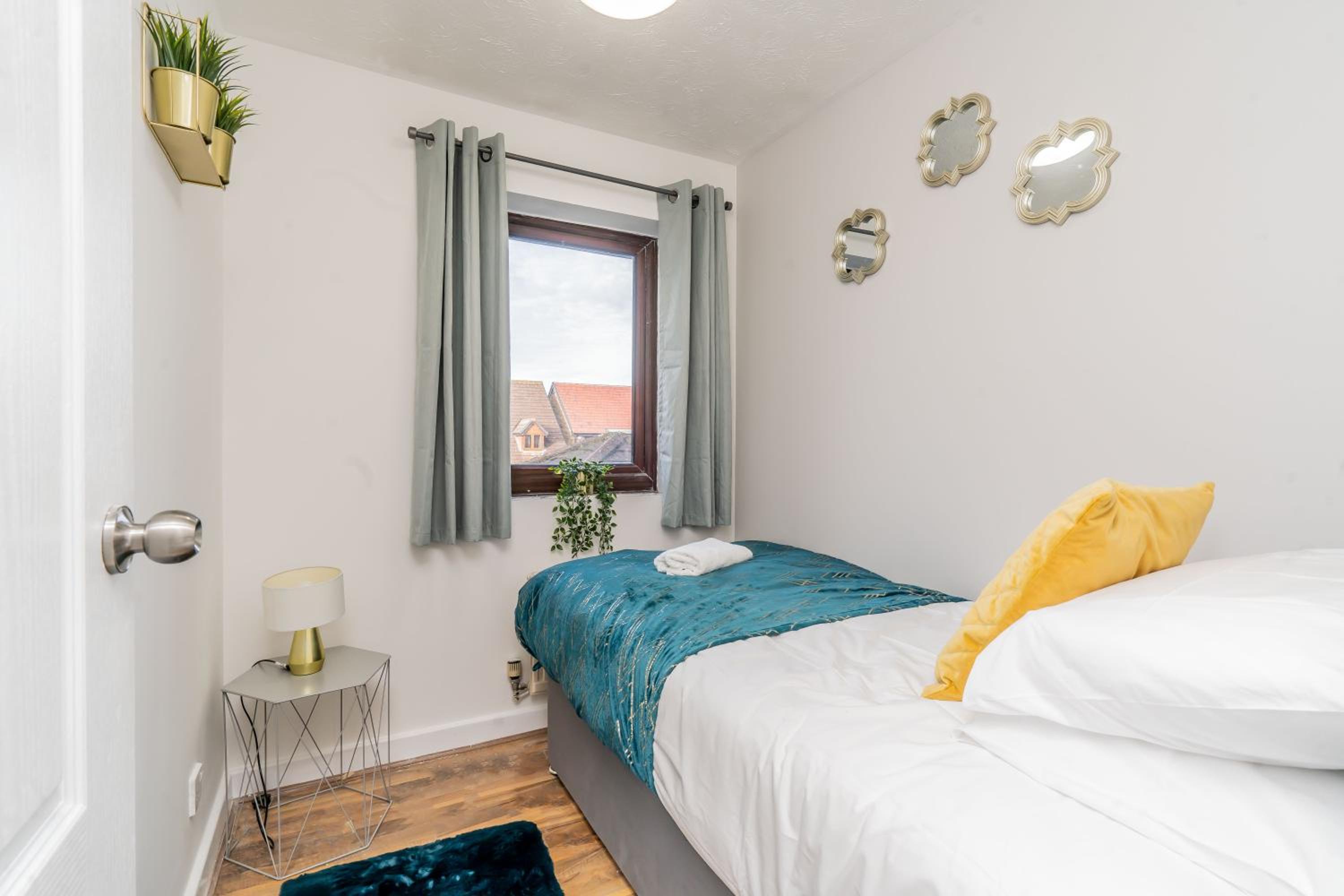 Central MK Comfy FAMILY CONTRACTOR 3B house Free Parking managed by Chique Properties Ltd
