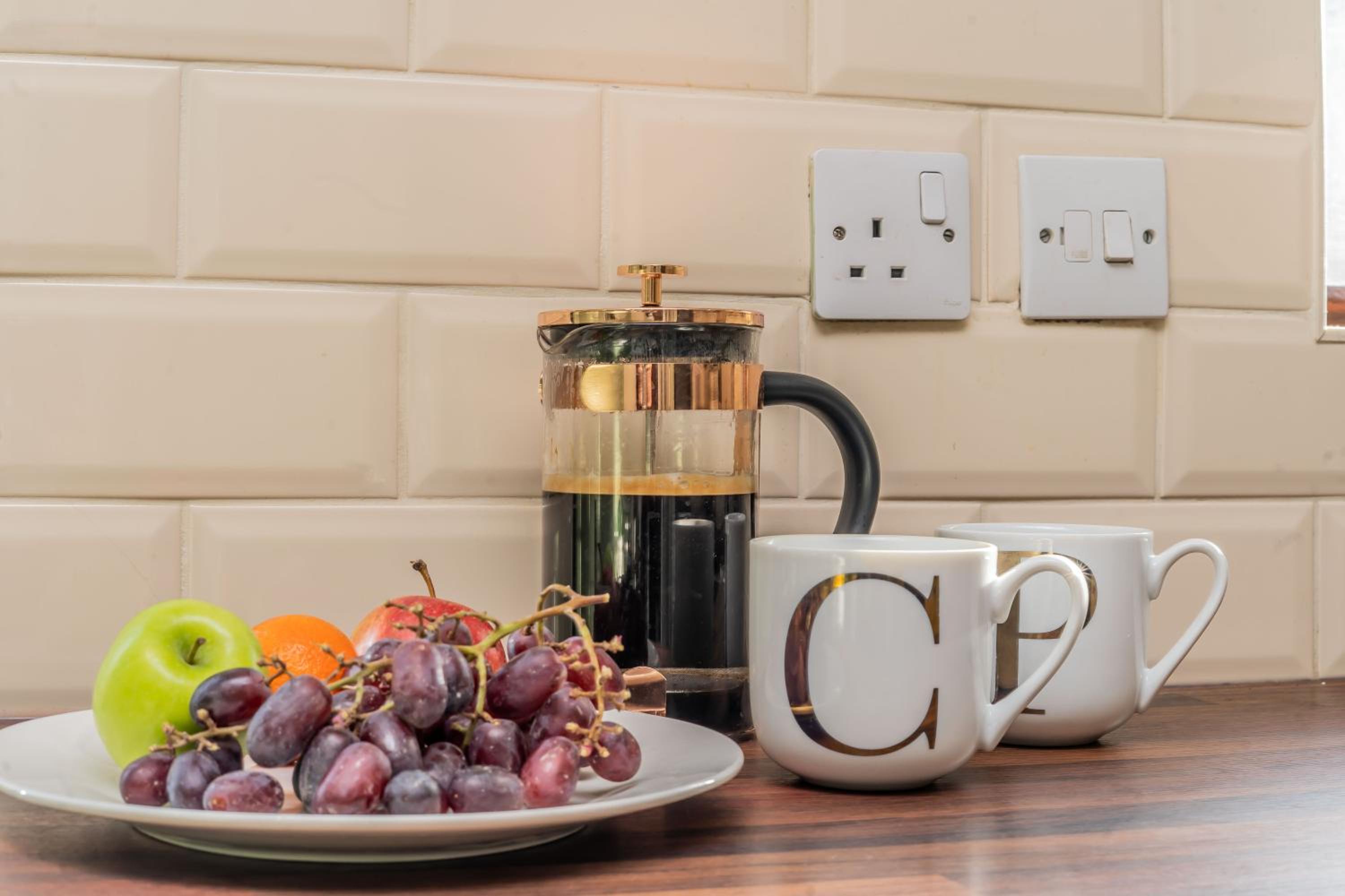 Central MK Comfy FAMILY CONTRACTOR 3B house Free Parking managed by Chique Properties Ltd
