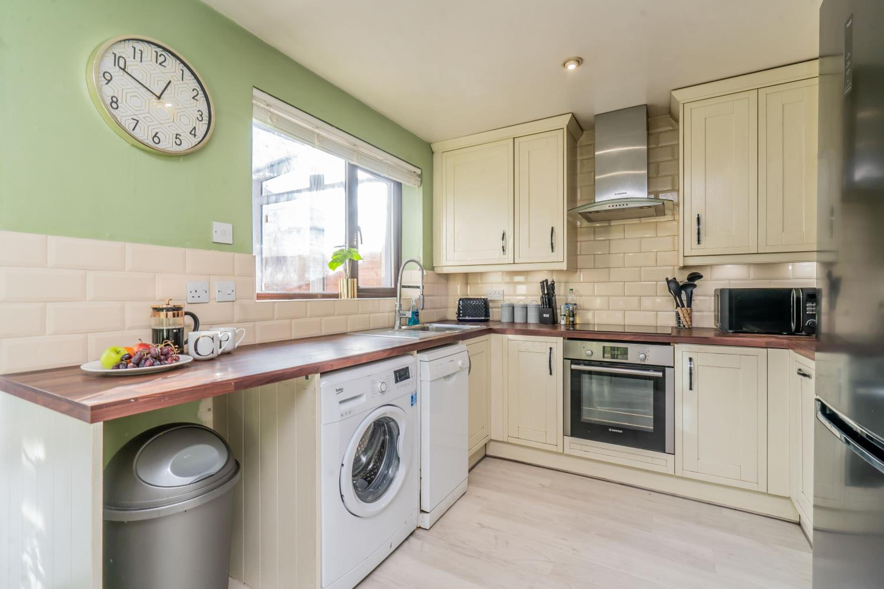 Central MK Comfy FAMILY CONTRACTOR 3B house Free Parking managed by Chique Properties Ltd