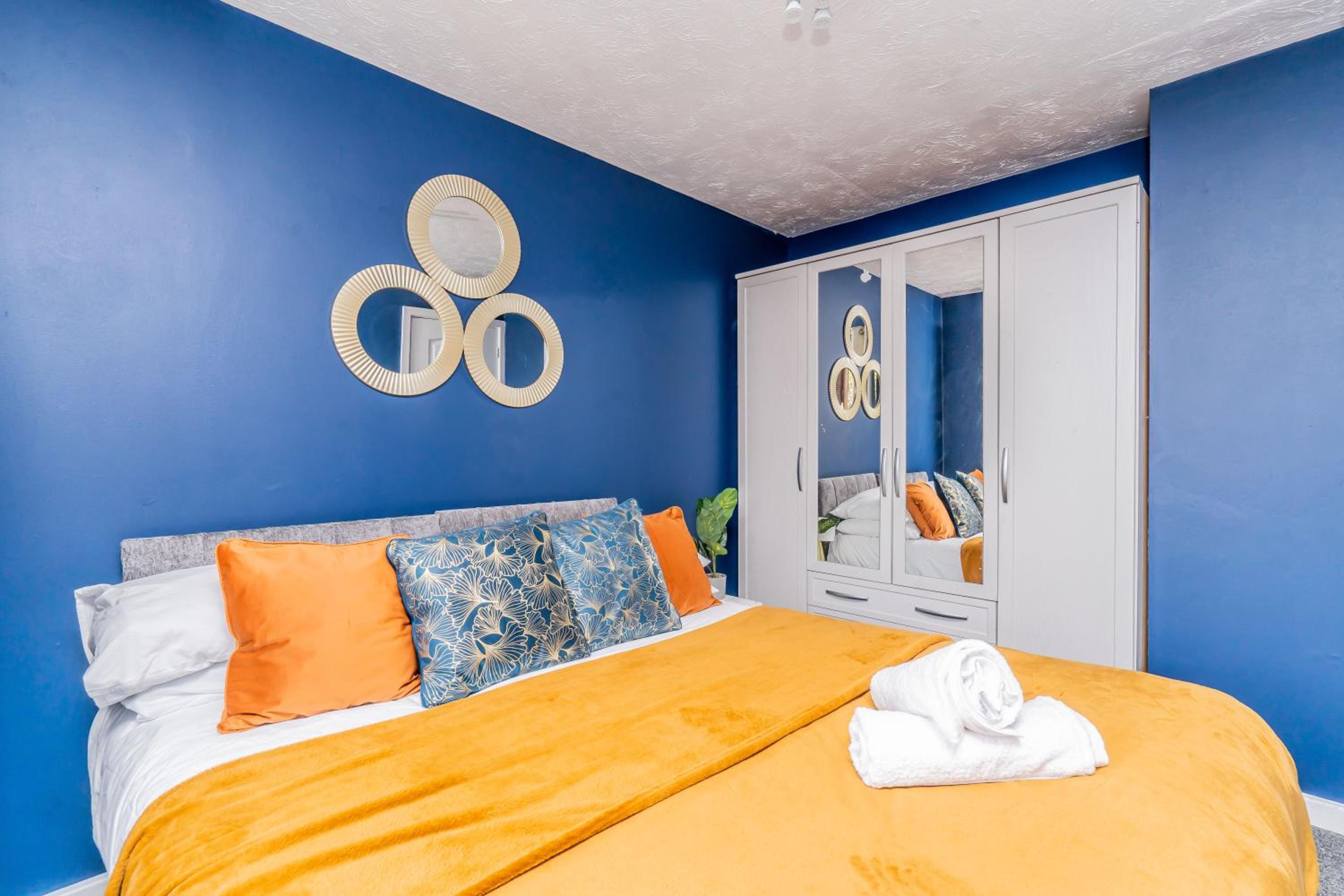 Central MK Comfy FAMILY CONTRACTOR 3B house Free Parking managed by Chique Properties Ltd