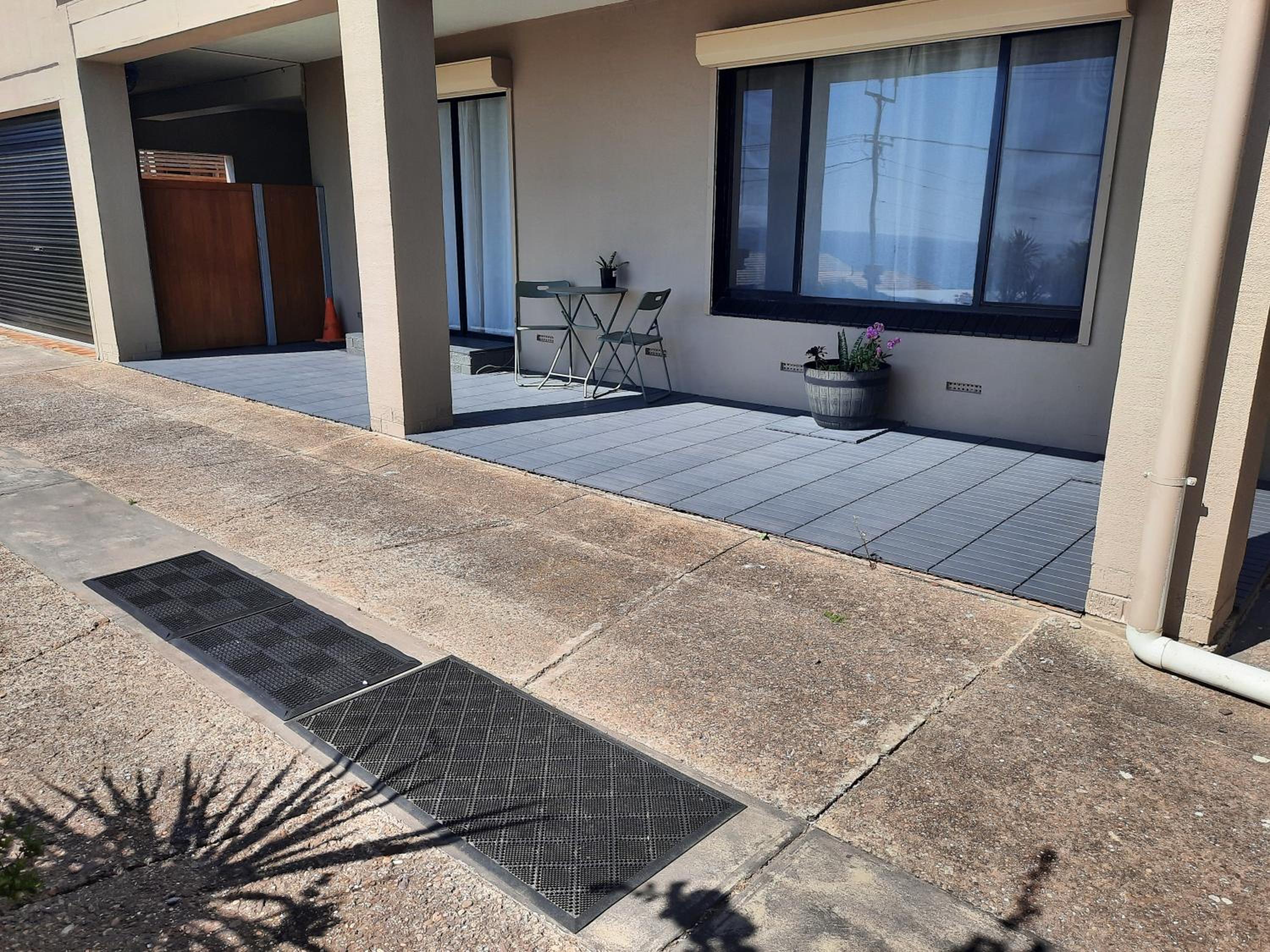 Large Apartment with sunsets, sea views, free parking, laundry, wifi and netflix