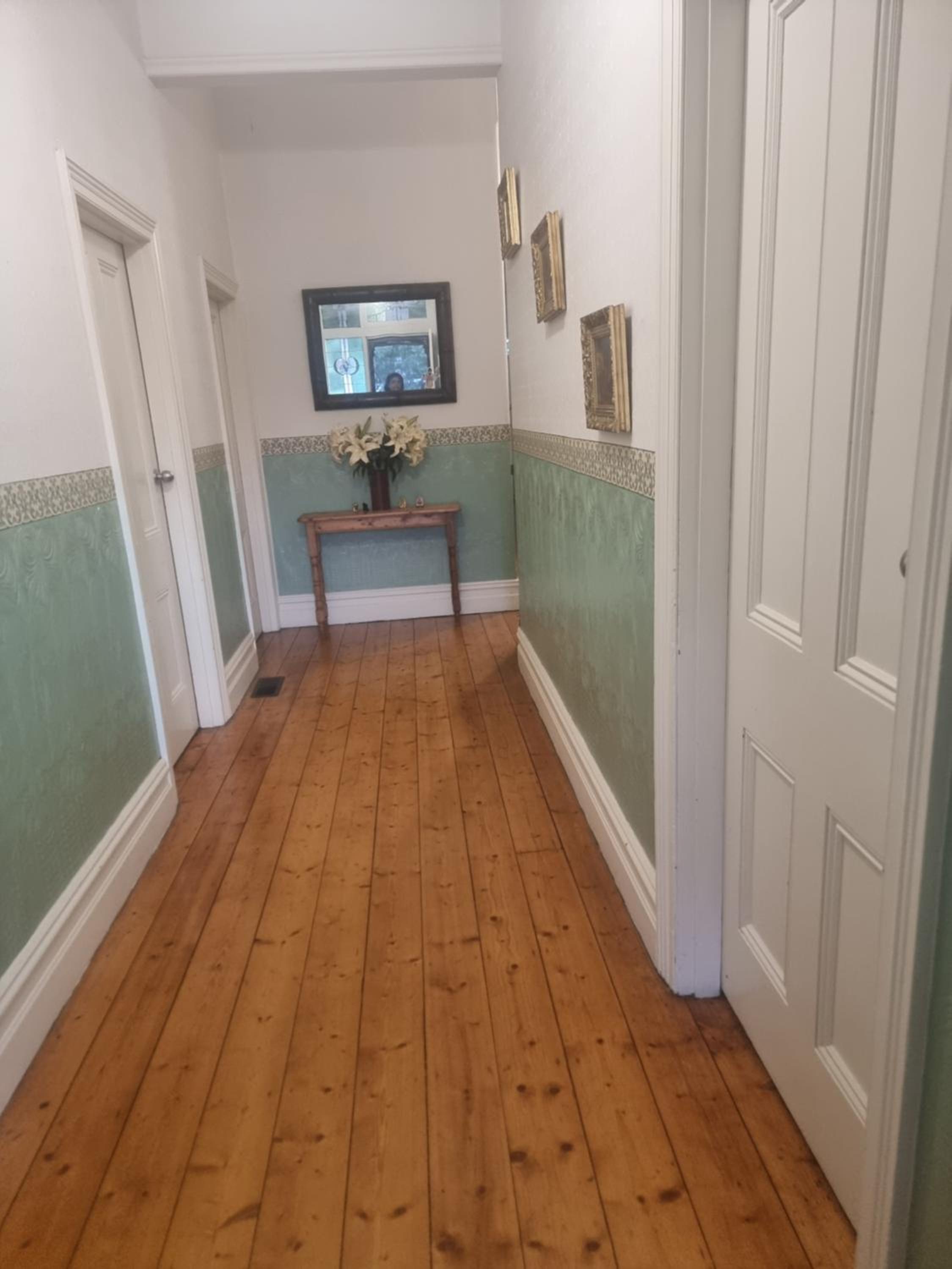 Oakleigh home with Two bedrooms and shared bathroom for guests