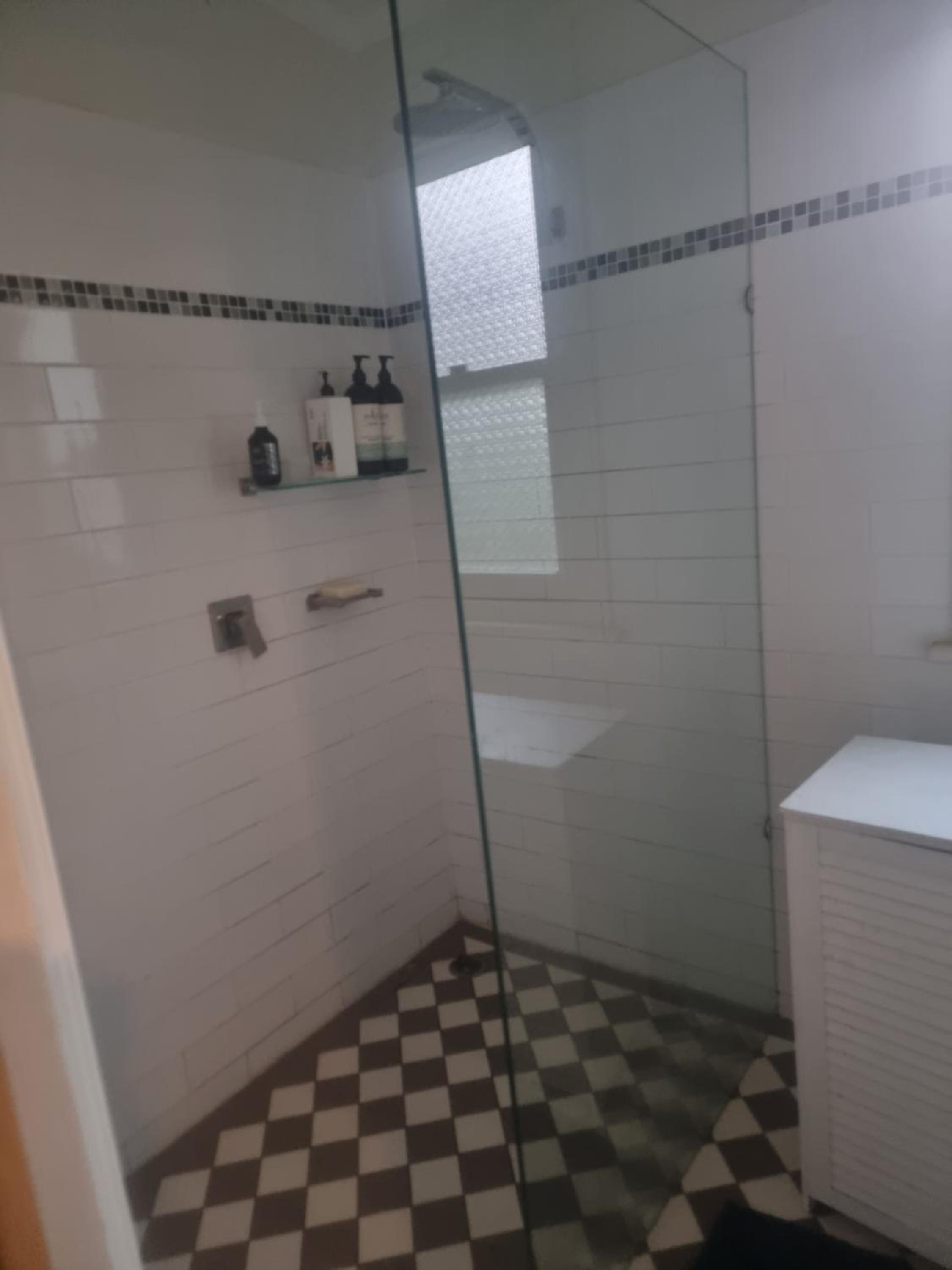 Oakleigh home with Two bedrooms and shared bathroom for guests