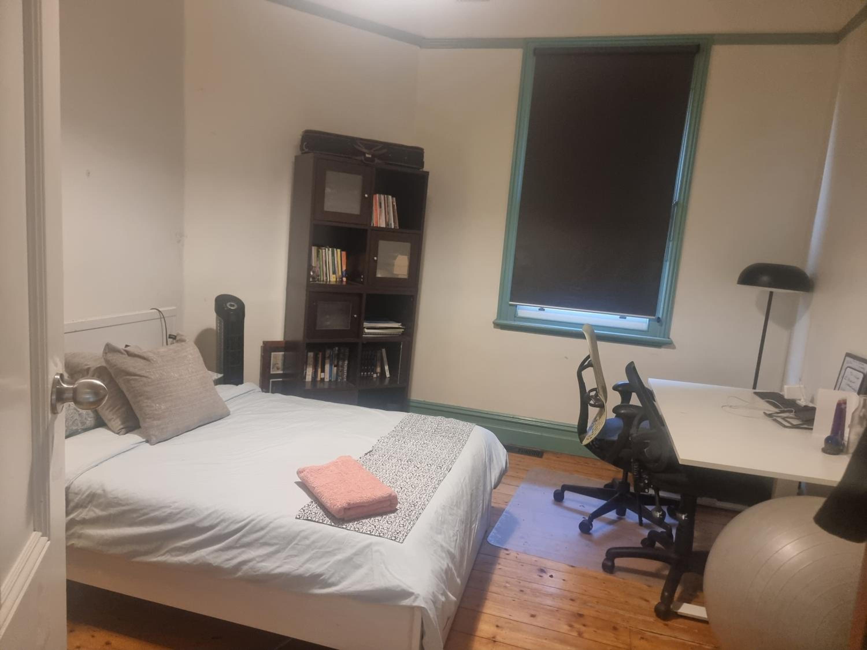 Oakleigh home with Two bedrooms and shared bathroom for guests