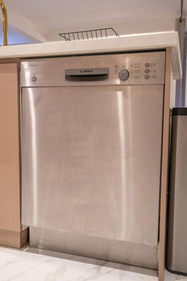 Luxury Living 2 Bedrooms 4 Beds 2B athrooms in Southern Brisbane+ Parking