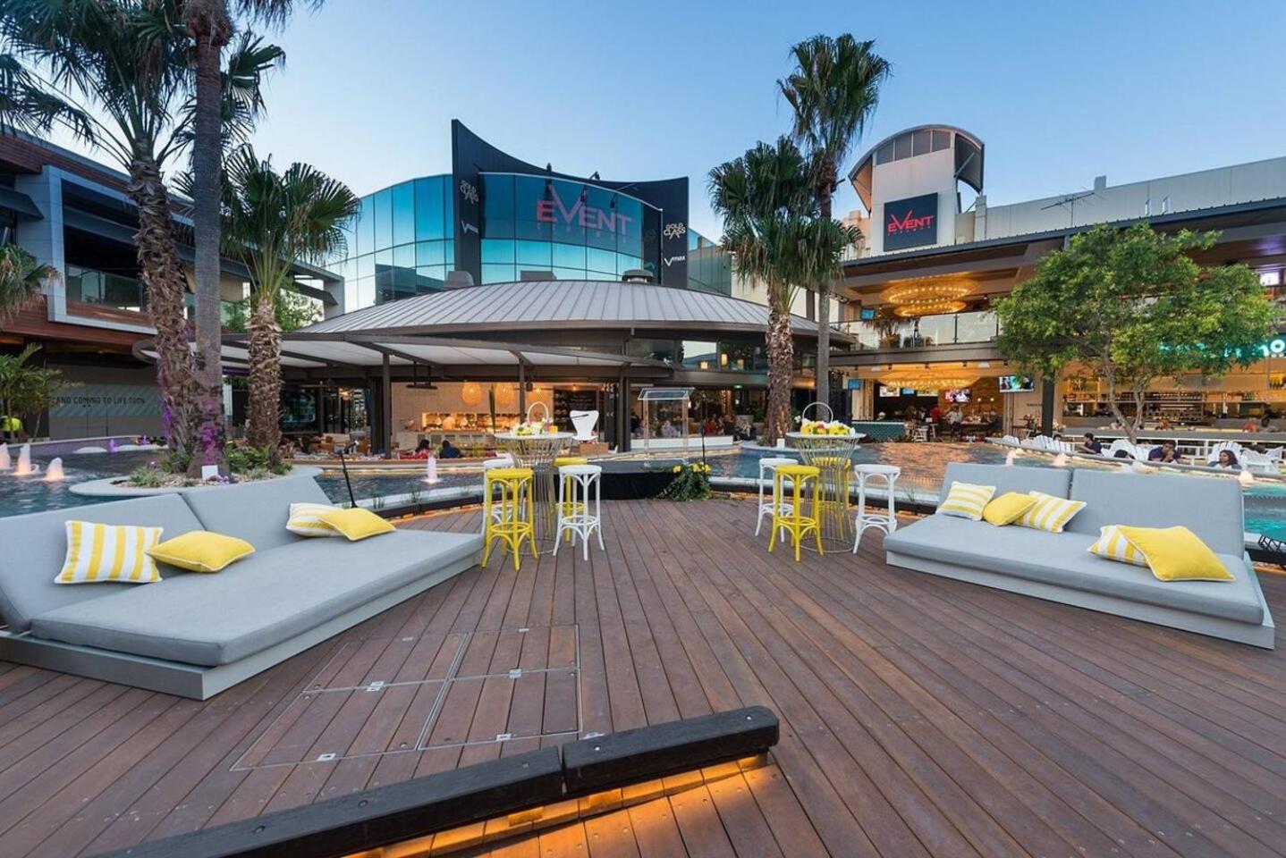 Luxury Living 2 Bedrooms 4 Beds 2B athrooms in Southern Brisbane+ Parking