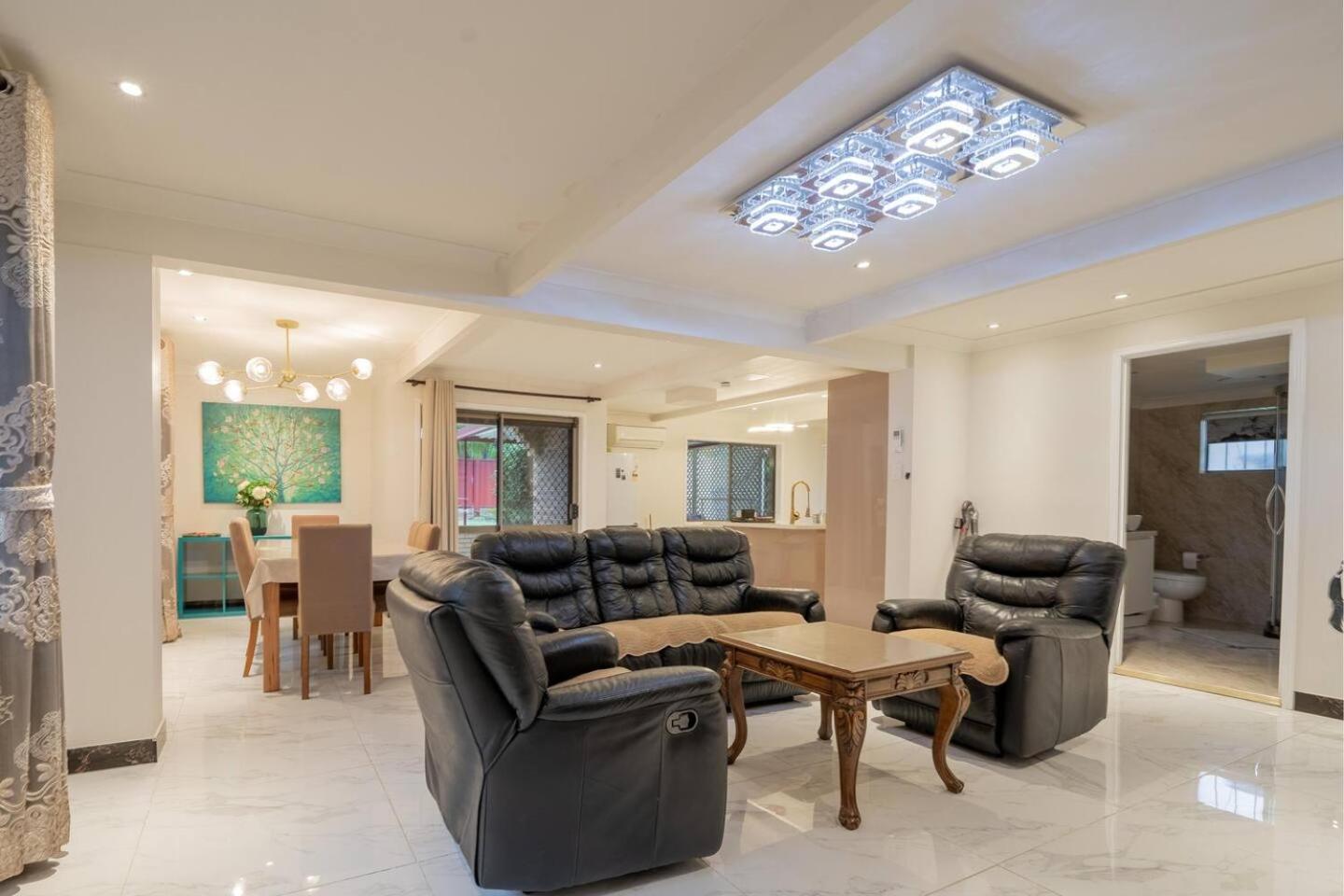 Luxury Living 2 Bedrooms 4 Beds 2B athrooms in Southern Brisbane+ Parking