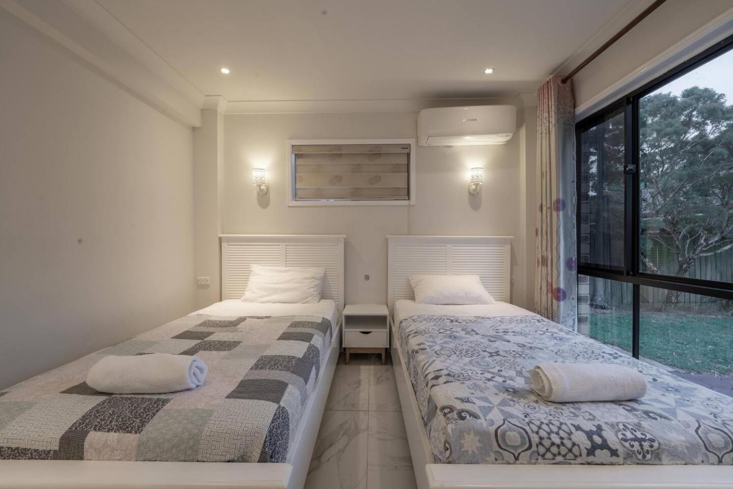 Luxury Living 2 Bedrooms 4 Beds 2B athrooms in Southern Brisbane+ Parking
